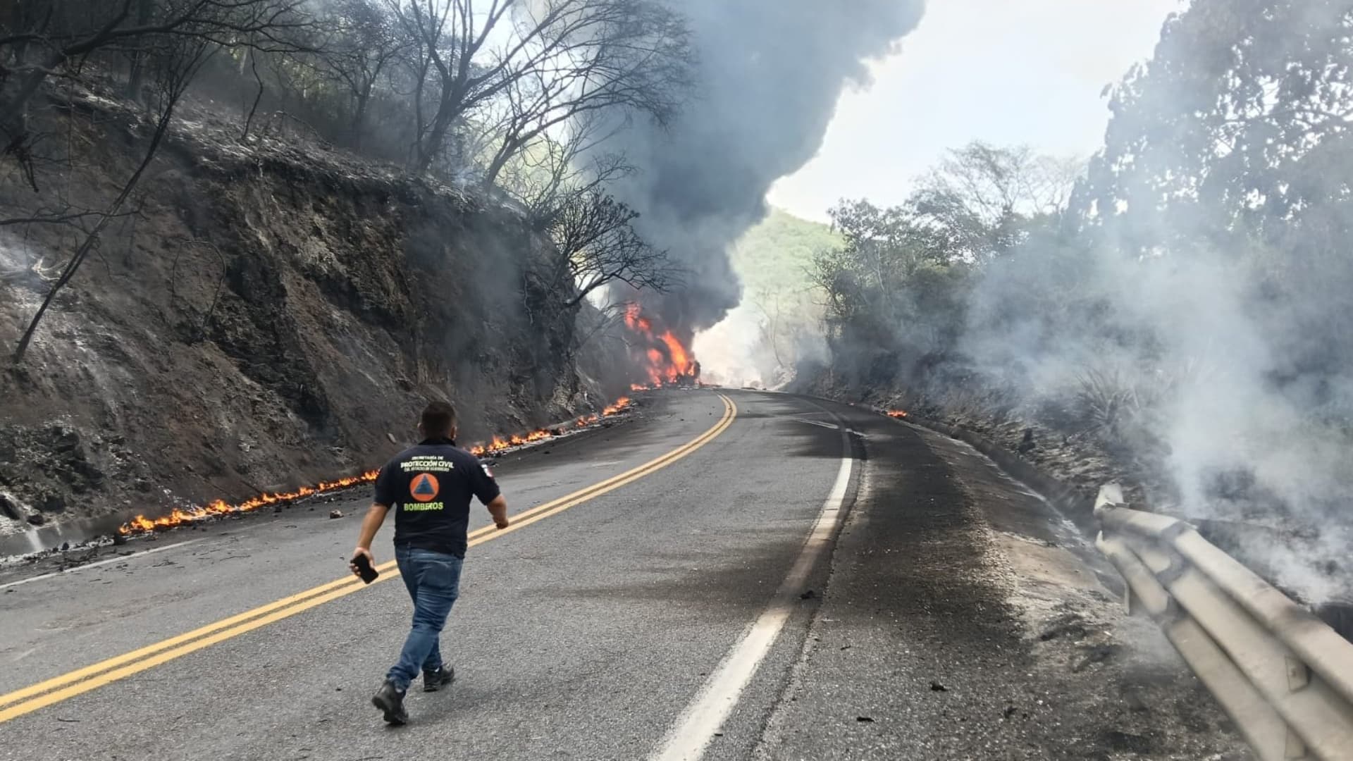 La explosión de la pipa ocurrió en la Autopista Puente de Ixtla-Iguala en Guerrero