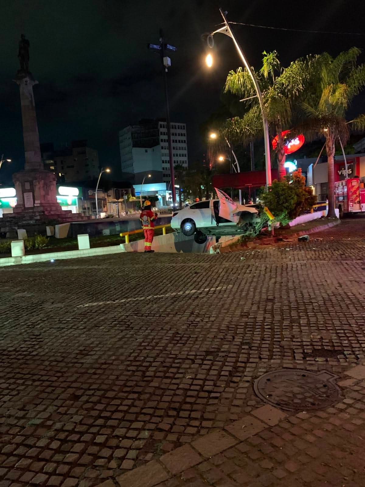 El vehículo se impactó contra el barandal del acceso.