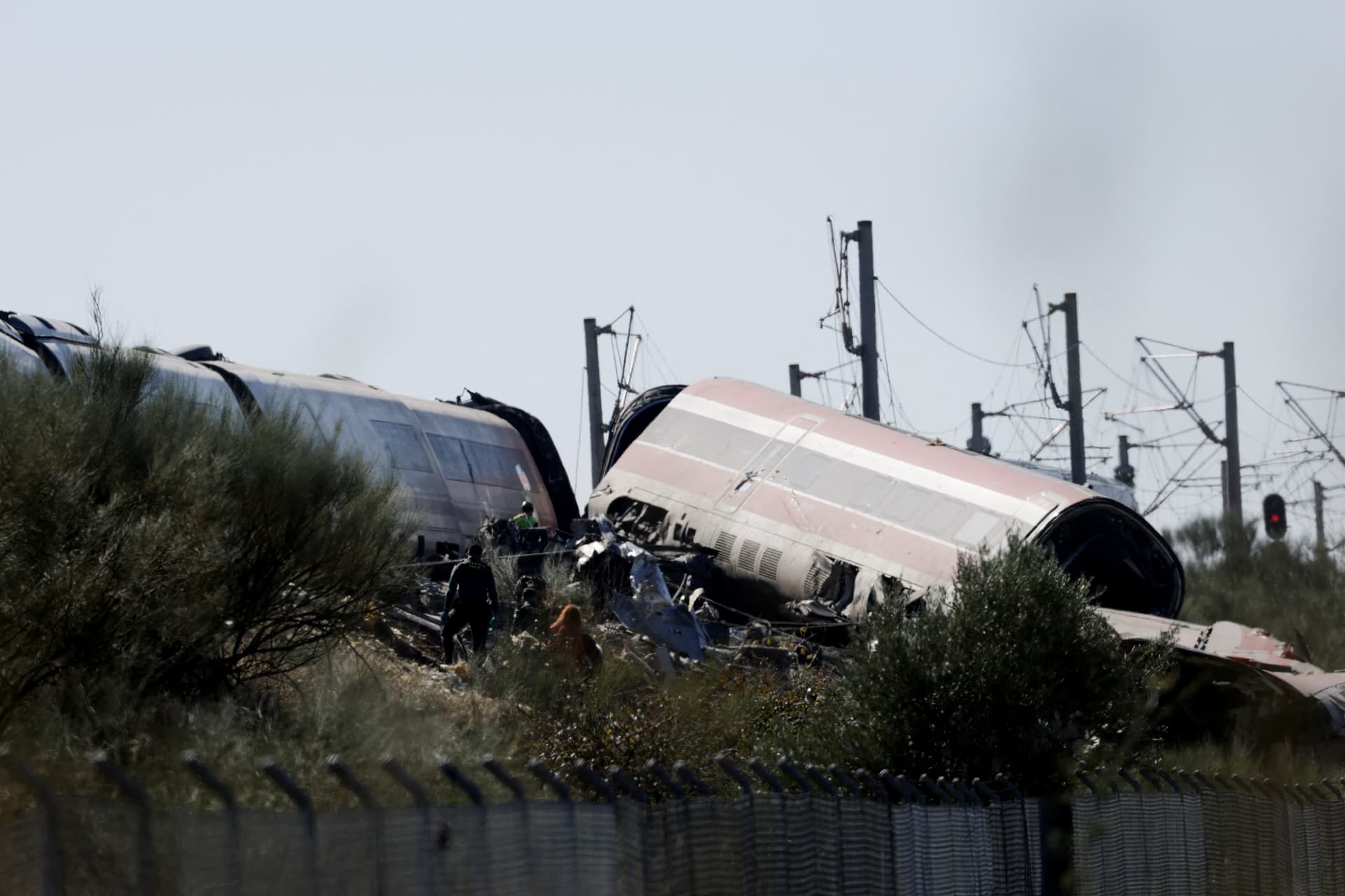 Vagones descarrilados luego de accidente de tren en Toledo, España, el 28 de octubre 2026.