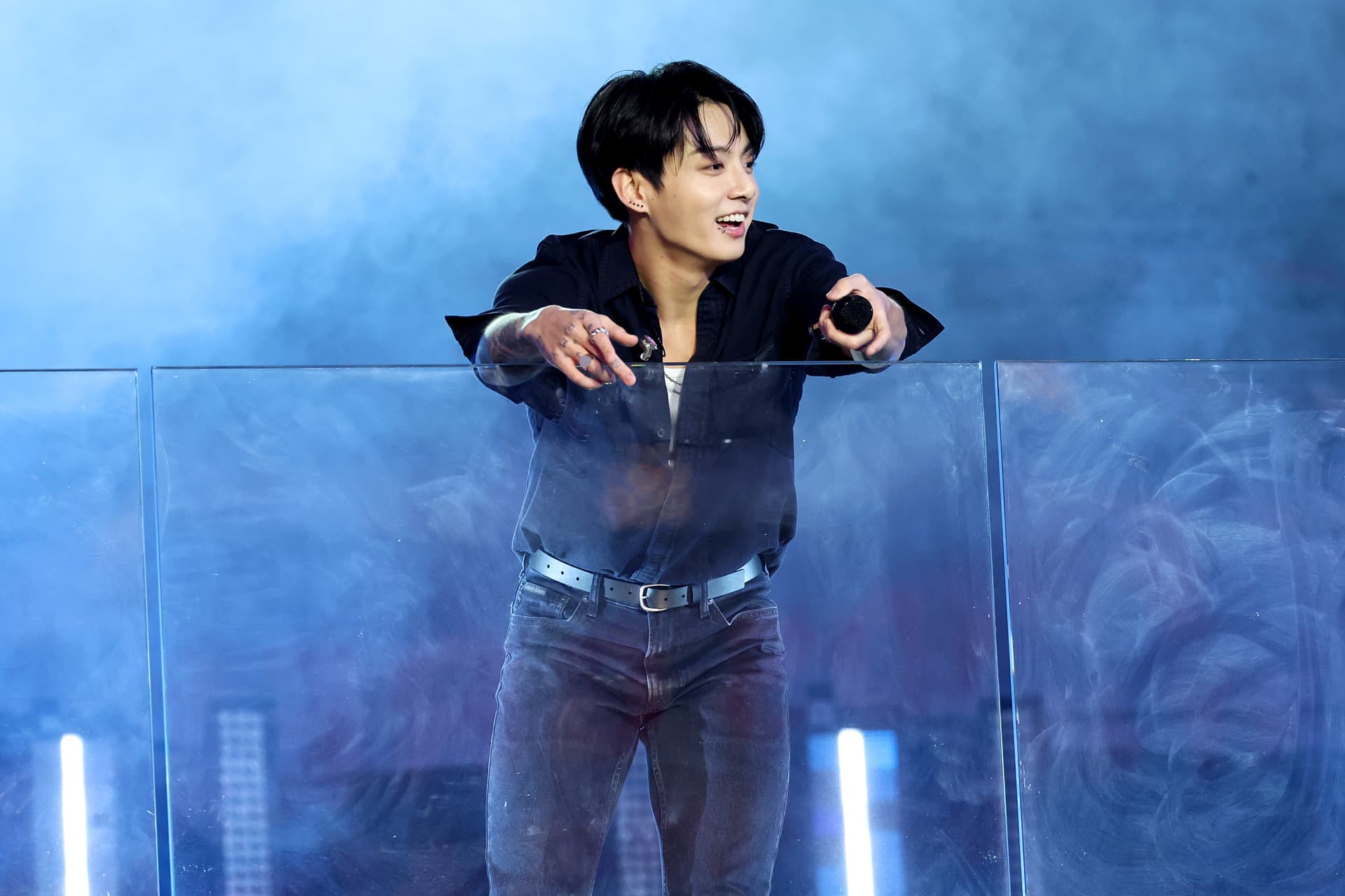 Acosadora de Jungkook de BTS es Condenada a  un Año de Prisión Suspendida: ¿Qué Significa?