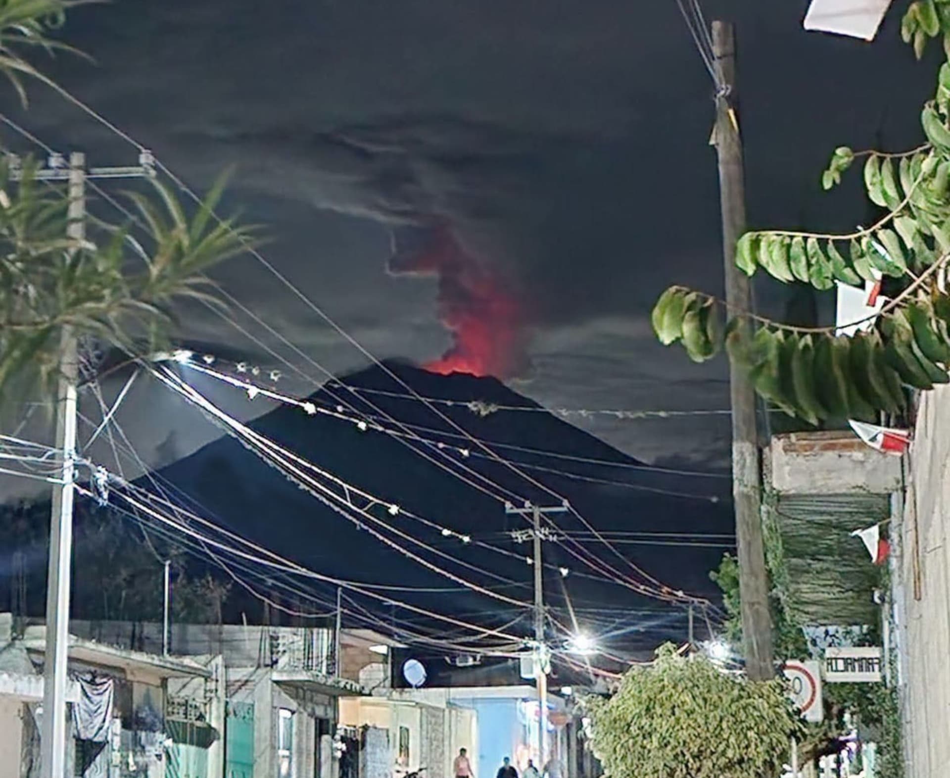Así se ve la incandescencia desde comunidades de Puebla y Morelos.