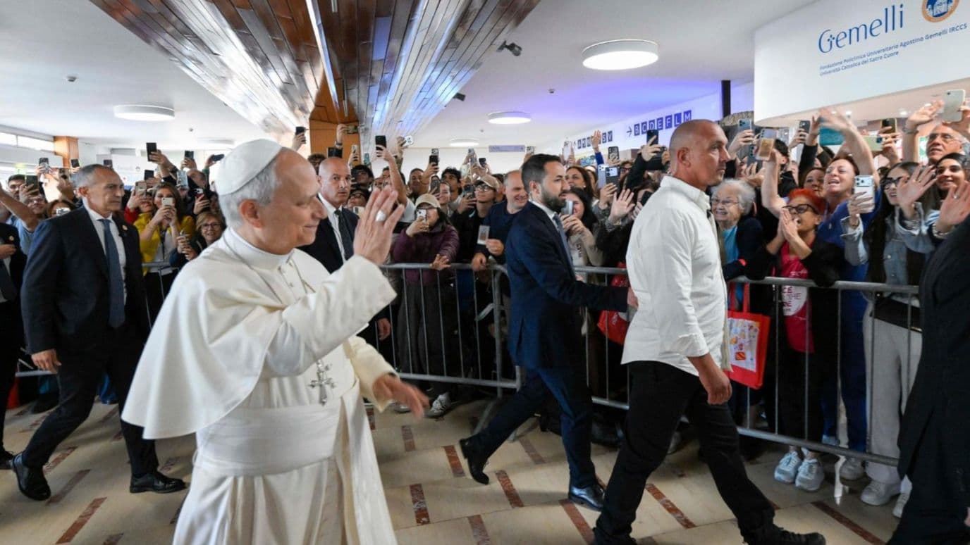 Papa León XIV a su llegada al hospital Gemelli de Roma
