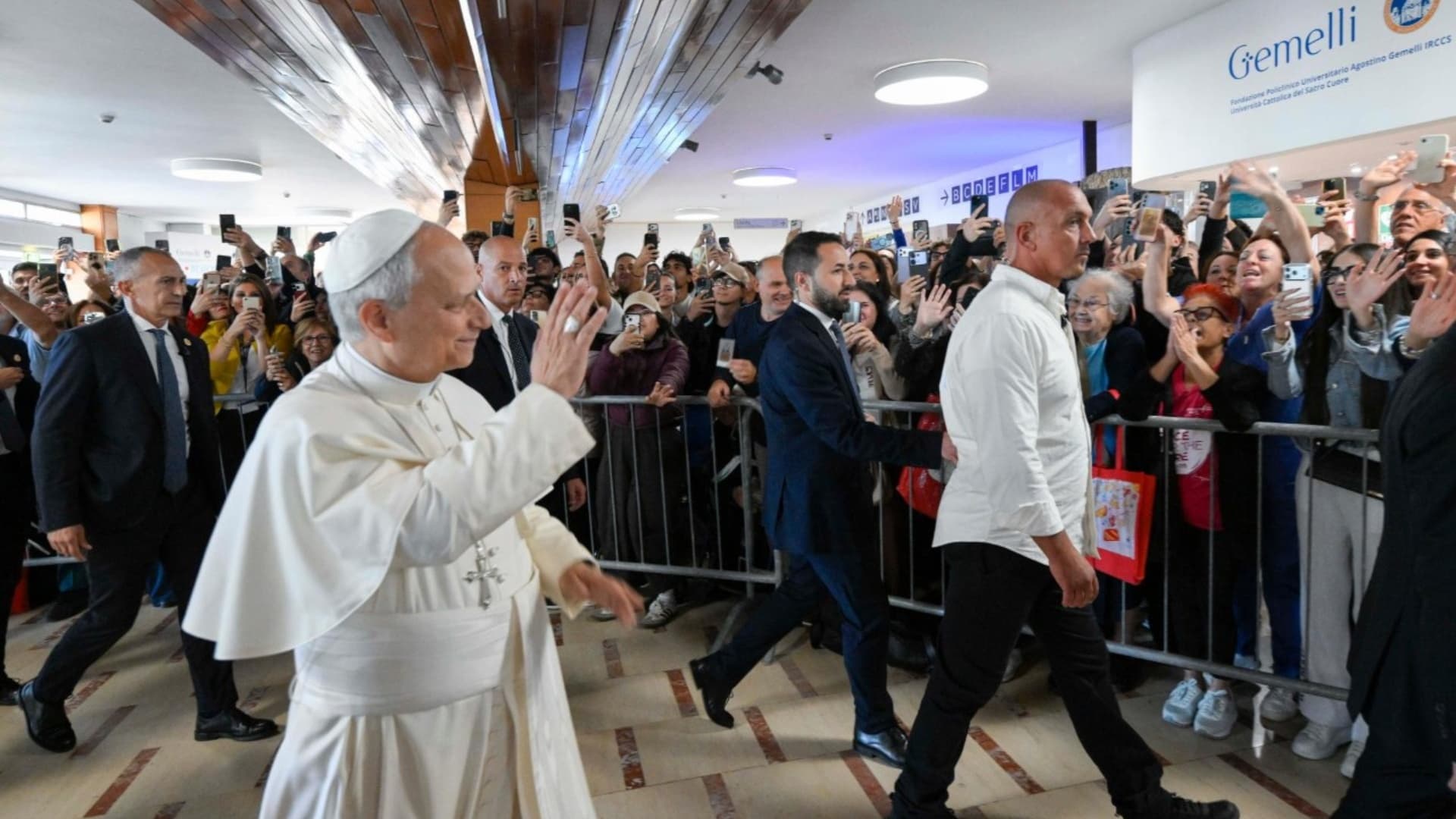 Papa León XIV a su llegada al hospital Gemelli de Roma
