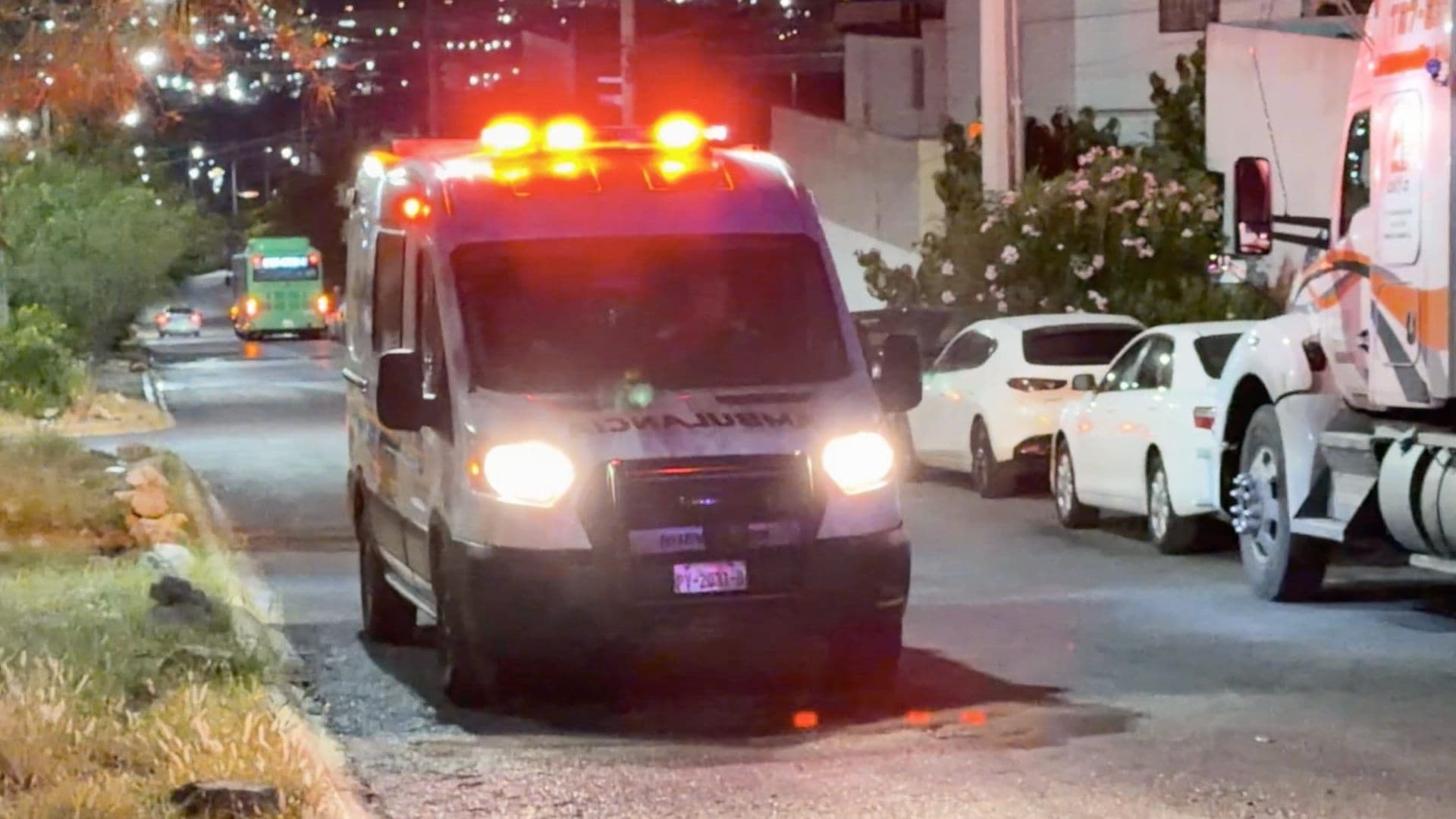 Ambulancia atiende a adolescente atropellado en Santa Catarina
