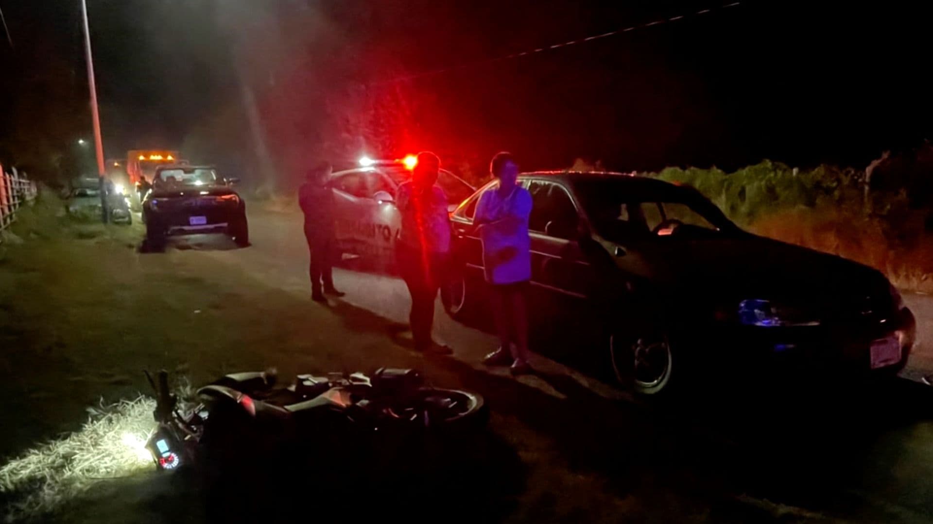 Encuentran a joven herido junto a moto en Montemorelos