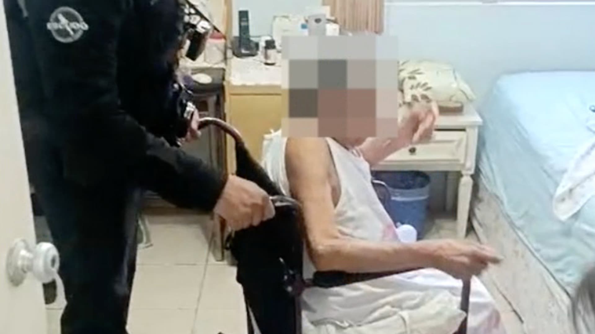 Mujer de la tercera edad atrapada en elevador