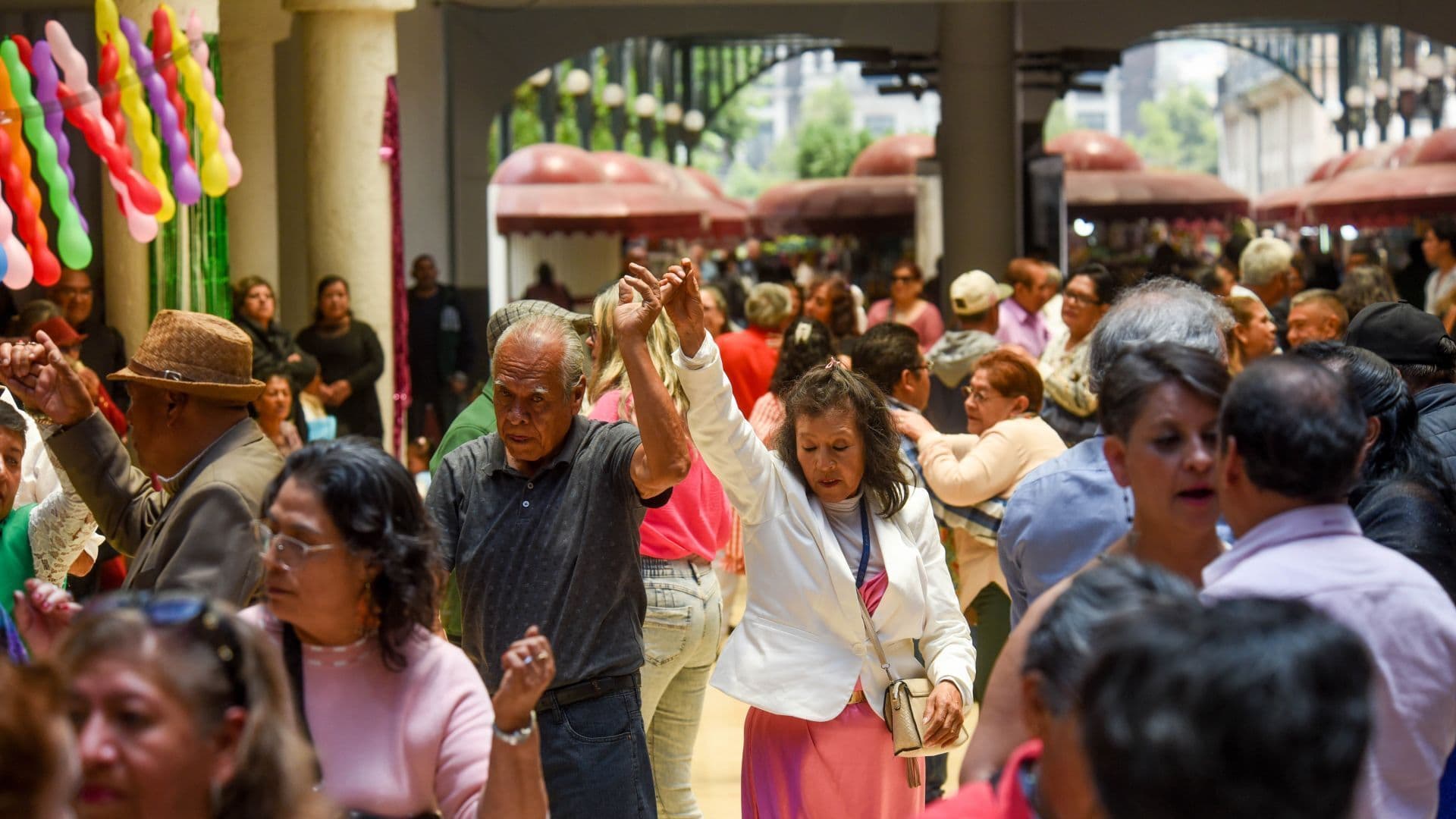 Personas de la tercera edad se reúnen con música y baile en la Concha Acústica de Toluca.