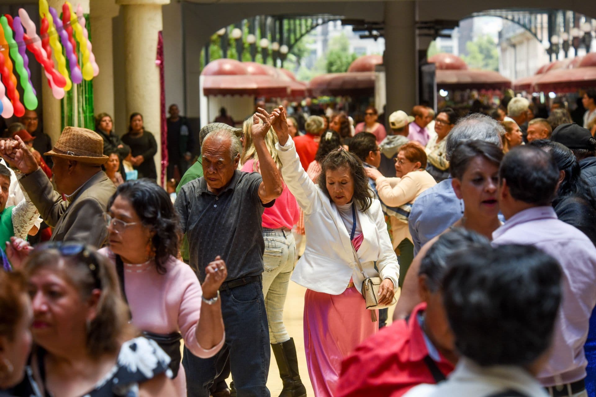 Personas de la tercera edad se reúnen con música y baile en la Concha Acústica de Toluca.