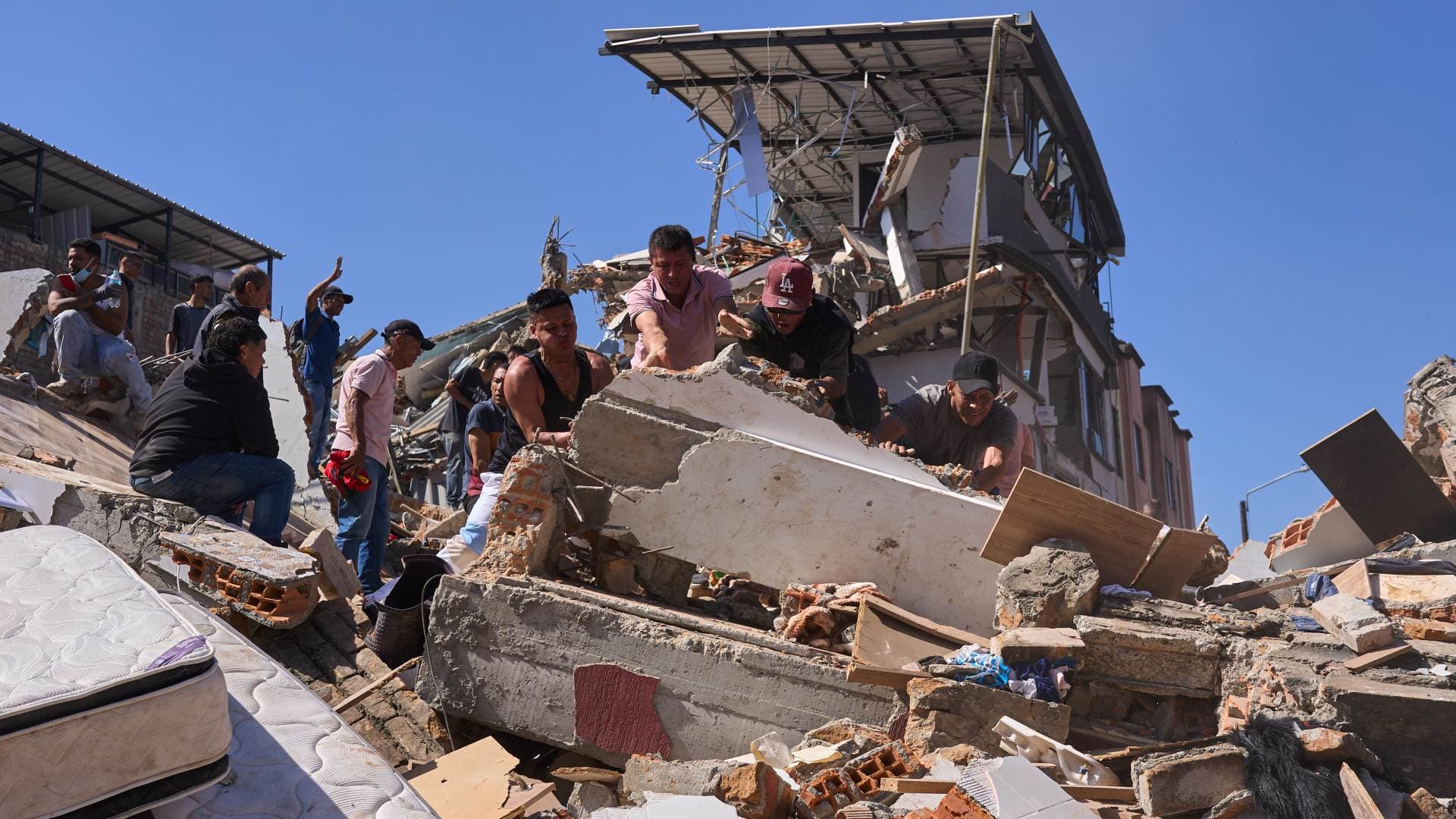 Búsqueda de sobrevivientes entre escombros de edificio en Pereira, Colombia, tras terremoto. Foto: AP