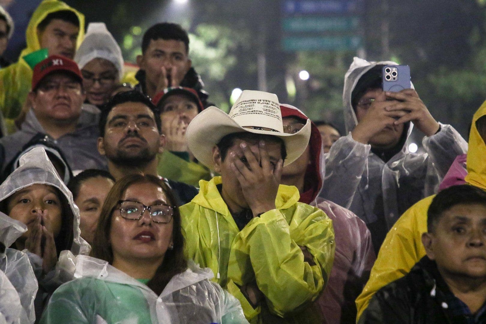 Aficionados lamentan la derrota de México