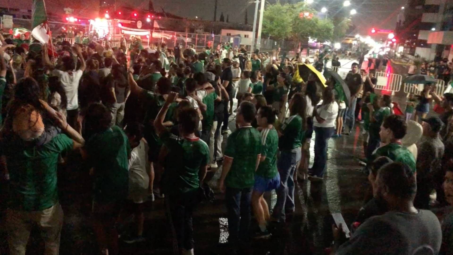 Aficionados se dieron cita para celebrar la victoria de México