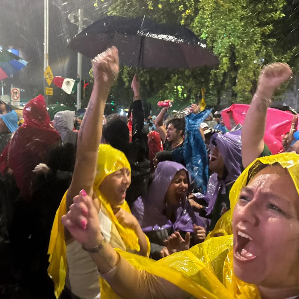 Los aficionados celebraron el triunfo de México bajo la lluvia