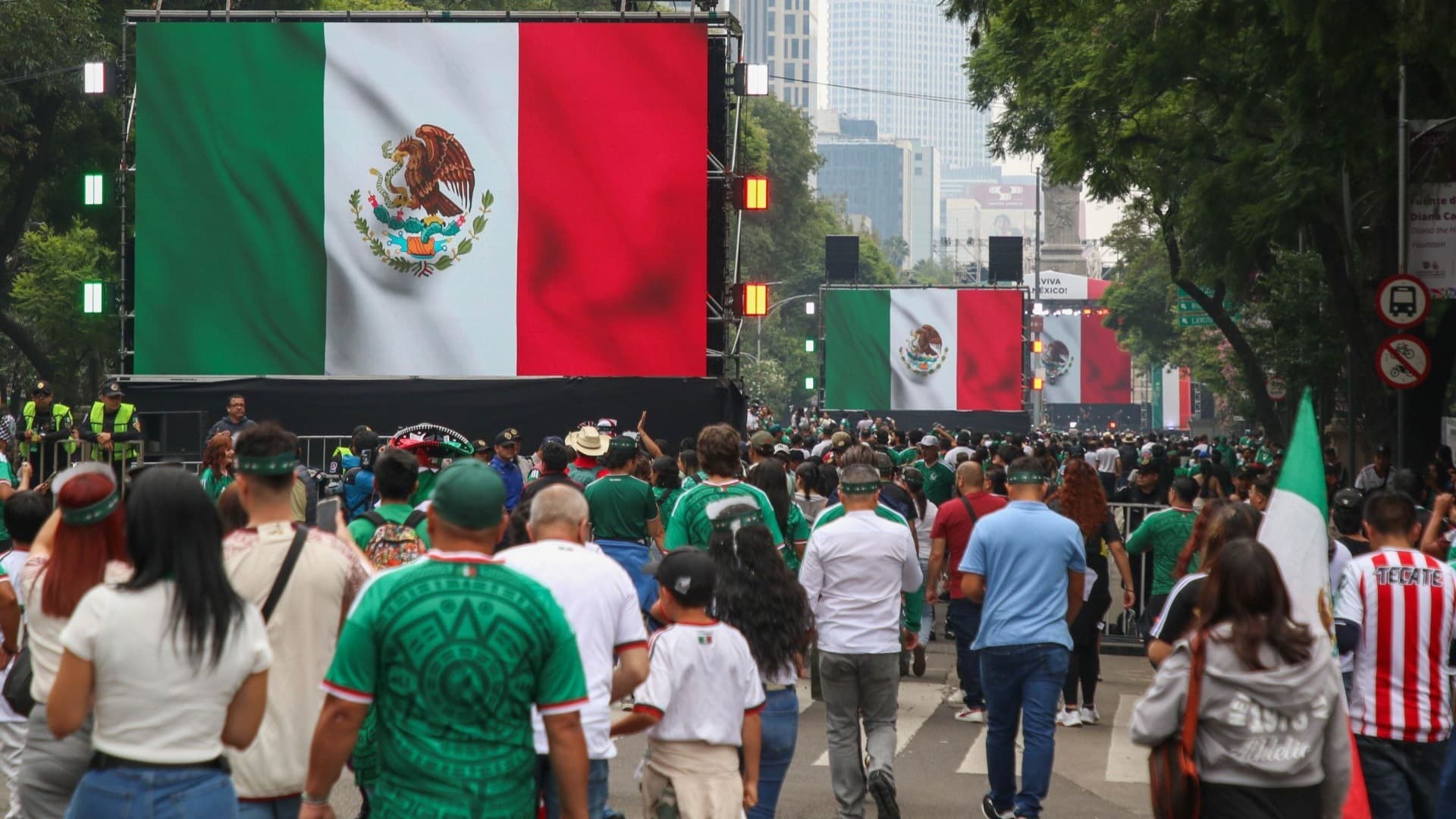 Aficionados en el Ángel de la Independencia en CDMX hoy 5 de julio de 2026