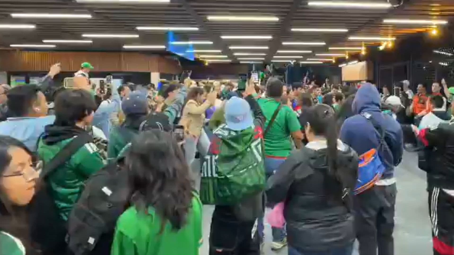 Aficionados celebran en el Metro triunfo de México bailando Payaso de Rodeo