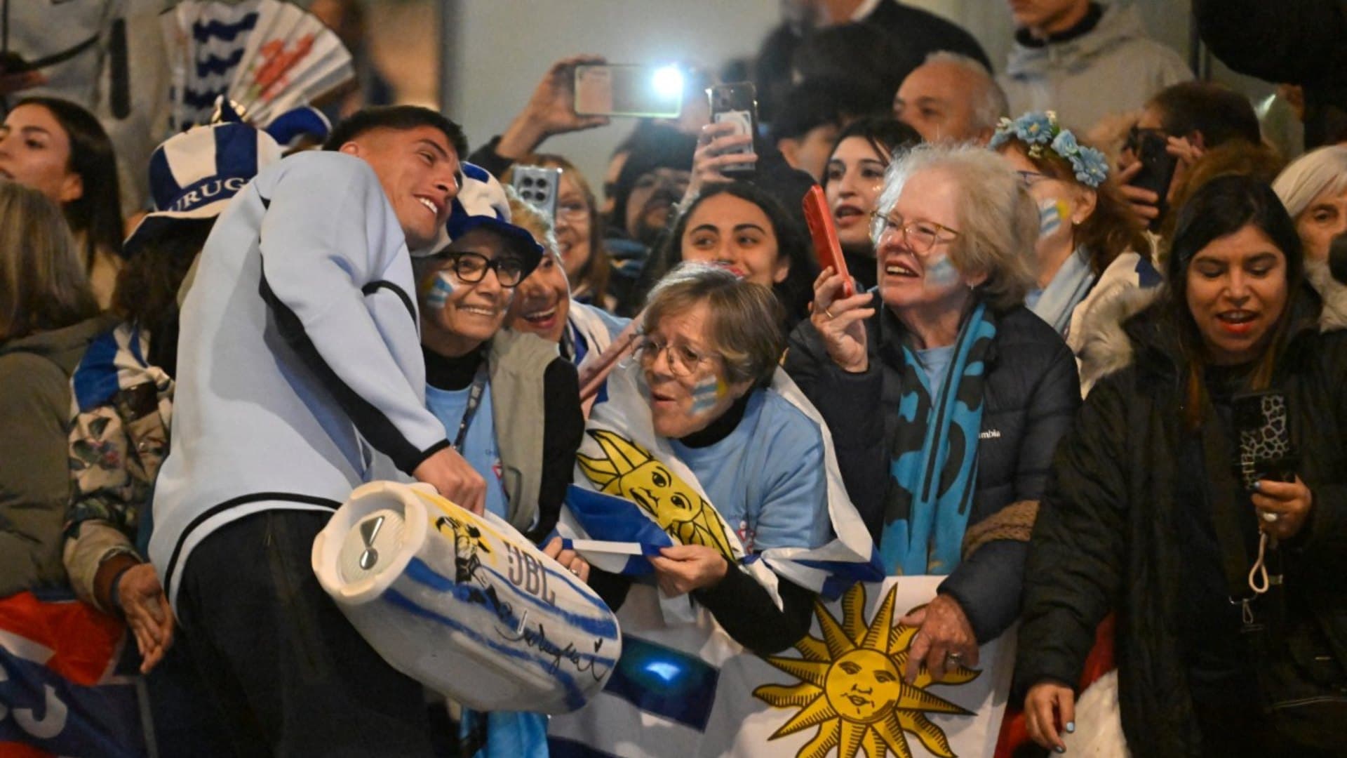 Aficionados también esperaron horas el arribo de su equipo al hotel de concentración. Foto: AFP