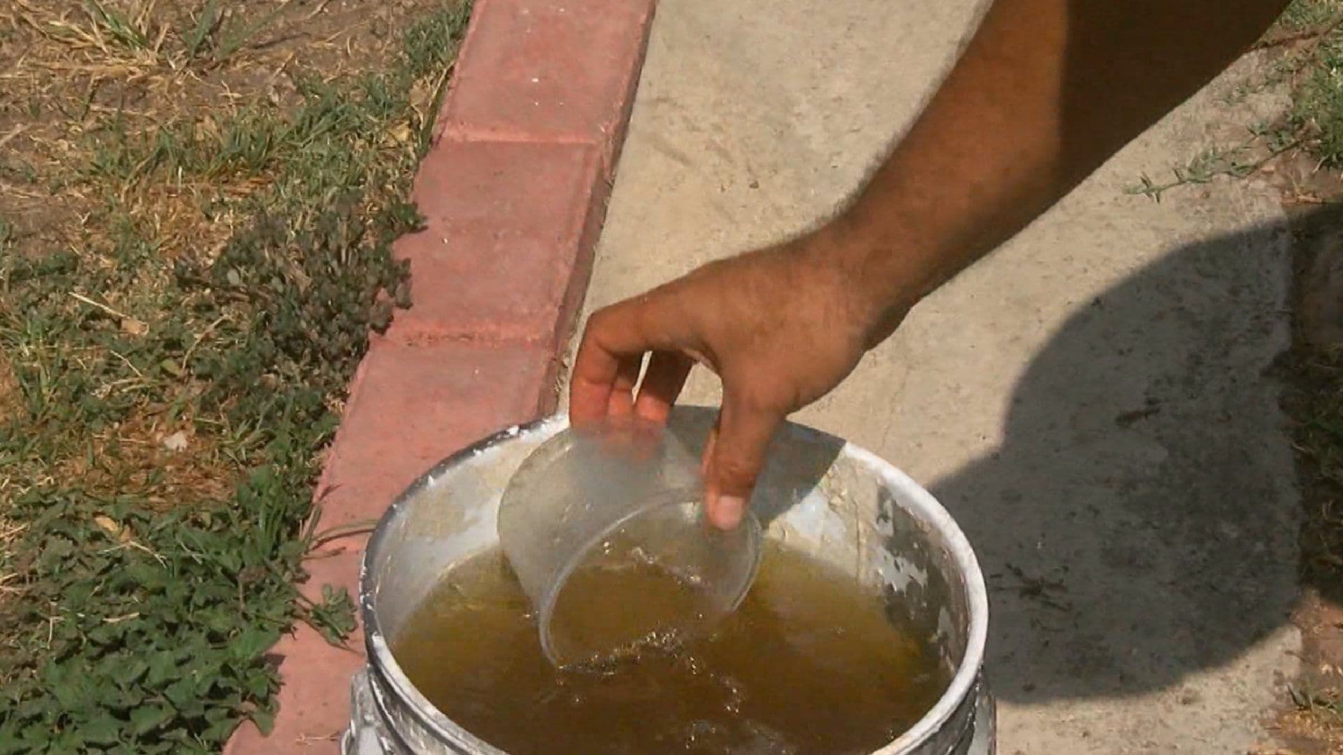 Cubeta con agua sucia