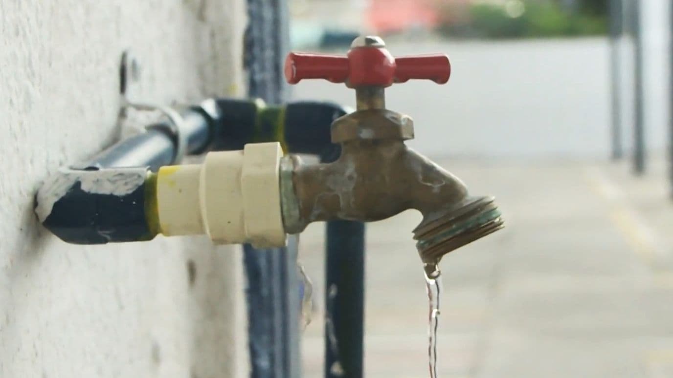 Llave de agua con poco líquido.