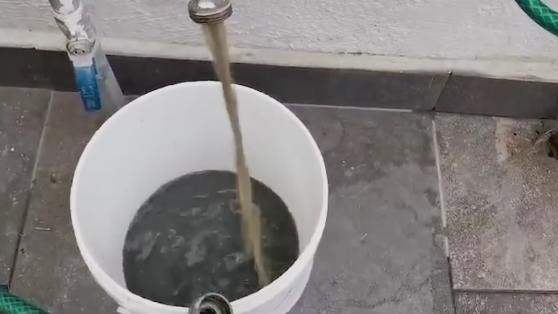 Habitantes de la Zona Metropolitana de Guadalajara padecen una crisis de agua sucia.