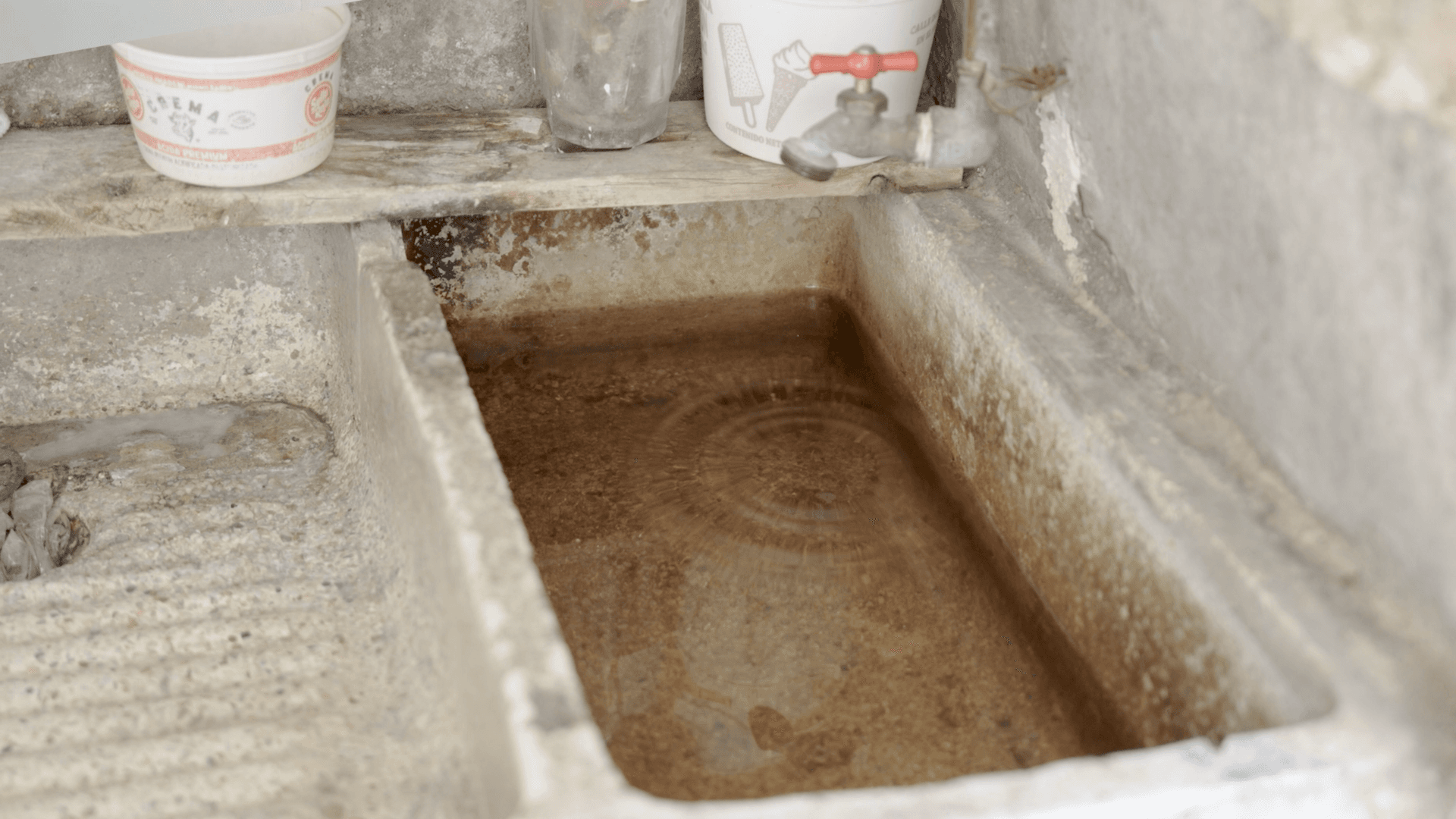 Habitantes de la Zona Metropolitana de Guadalajara padecen una crisis de agua sucia.