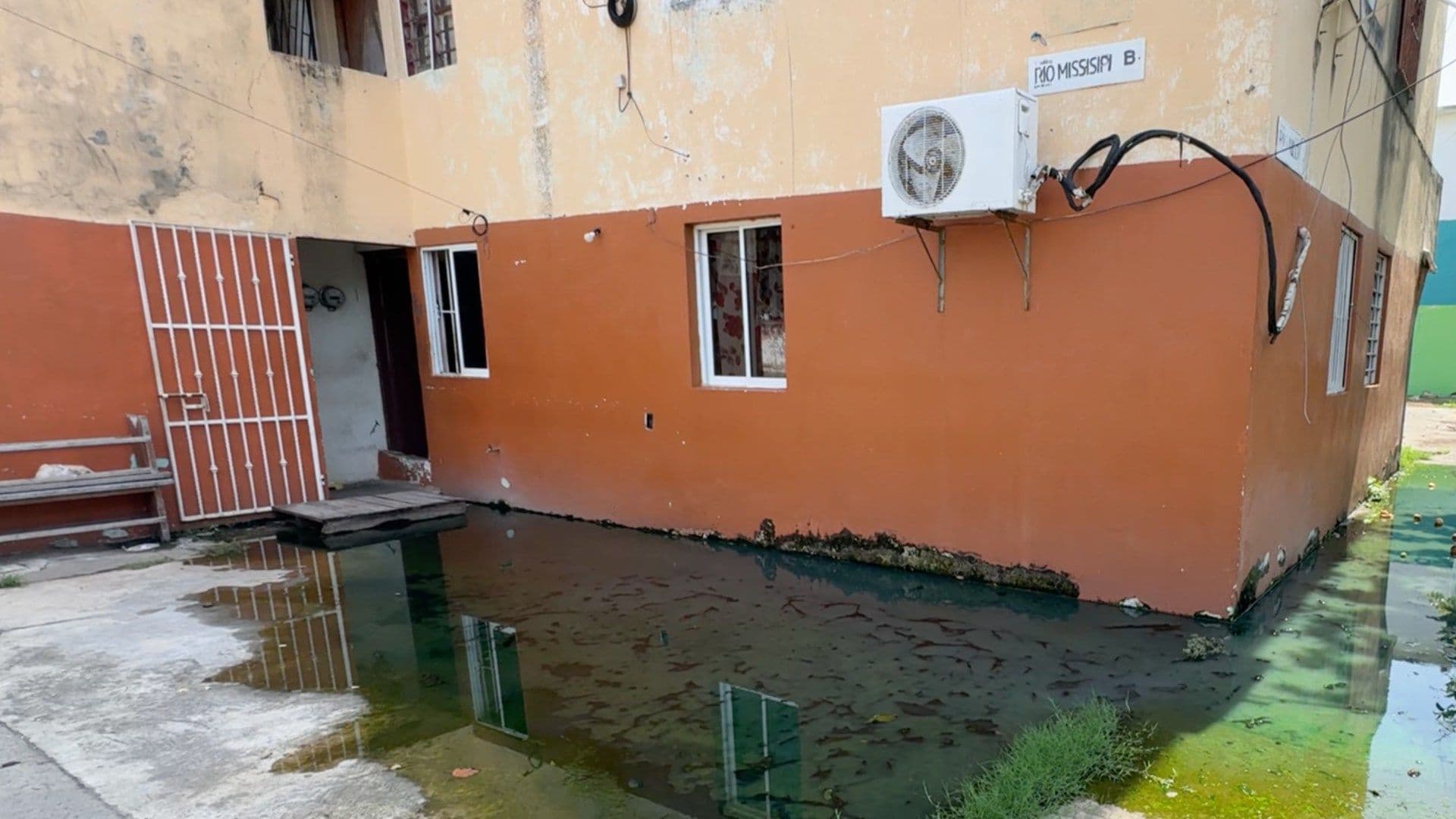 Adultos mayores viven rodeados de aguas negras en Boca del Río