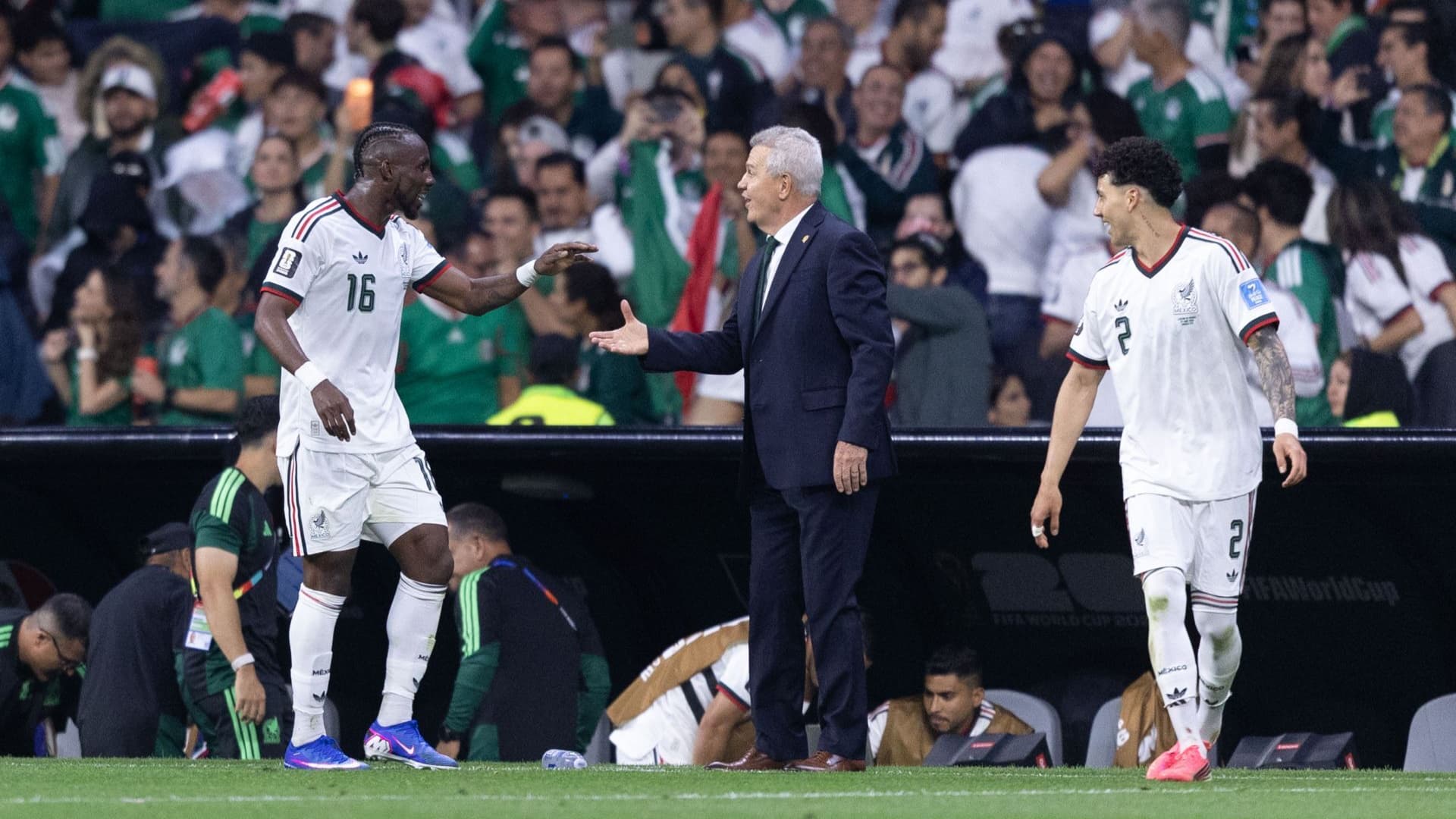 Javier Aguirre celebra el gol de Julián Quiñones