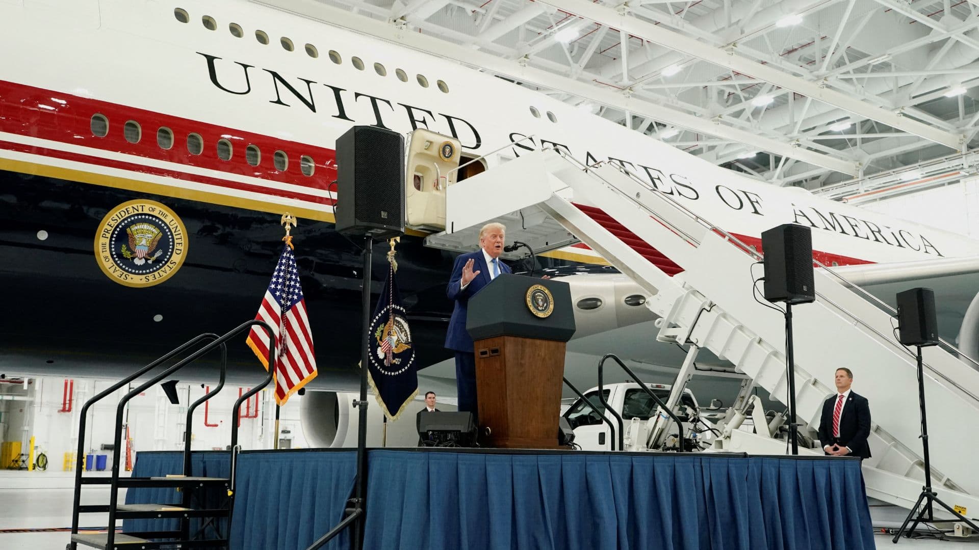 Donald Trump pronuncia un discurso en la Base Conjunta Andrews frente al avión donado por Catar y que se utilizará como Air Force One.