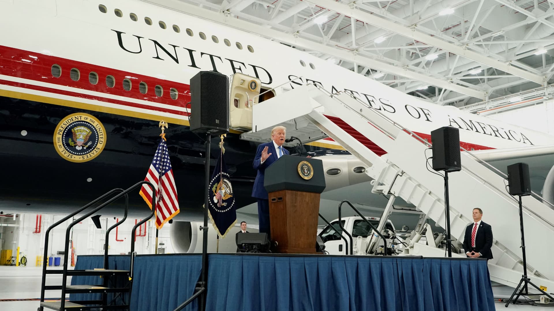 Donald Trump pronuncia un discurso en la Base Conjunta Andrews frente al avión donado por Catar y que se utilizará como Air Force One.
