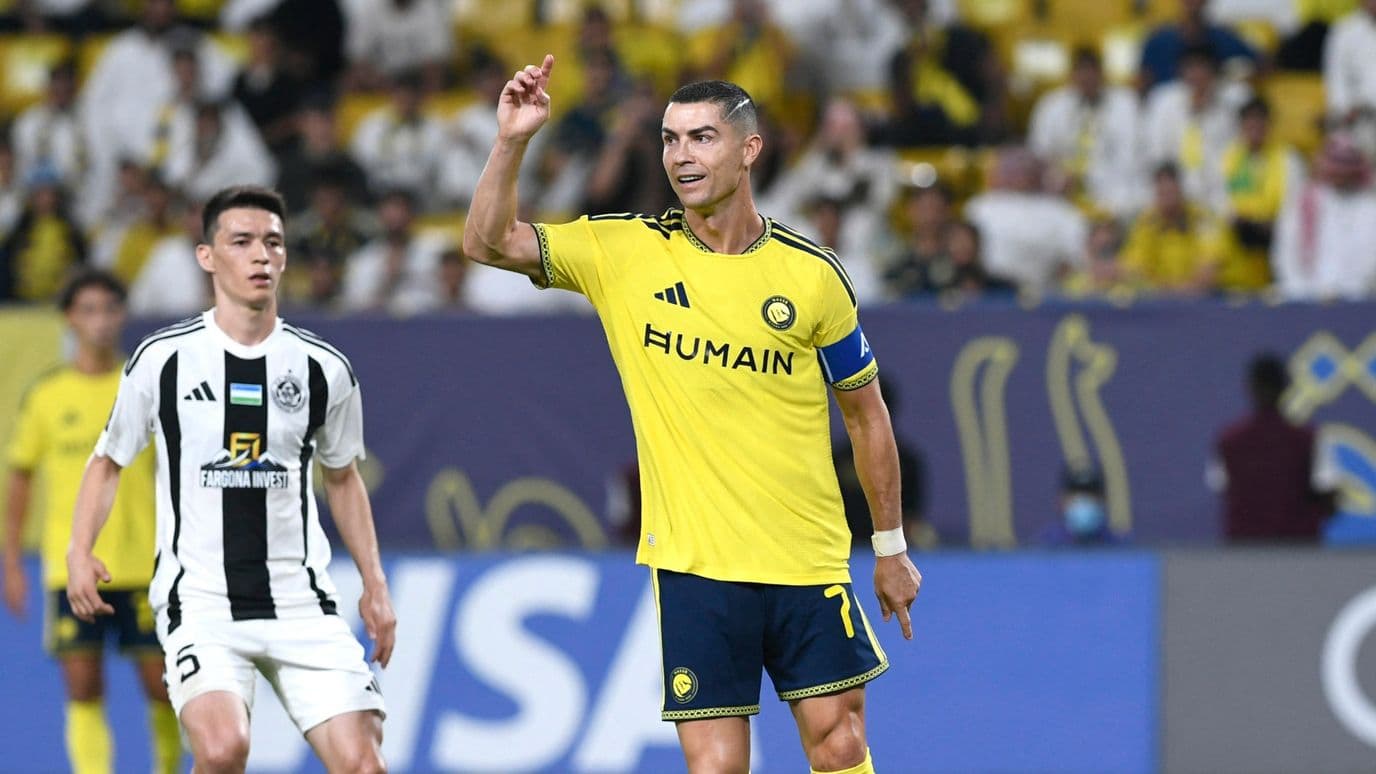 Cristiano Ronaldo festeja el 2-0 que marcó con su equipo, Al Nassr, ante el FK Neftchi Fergana