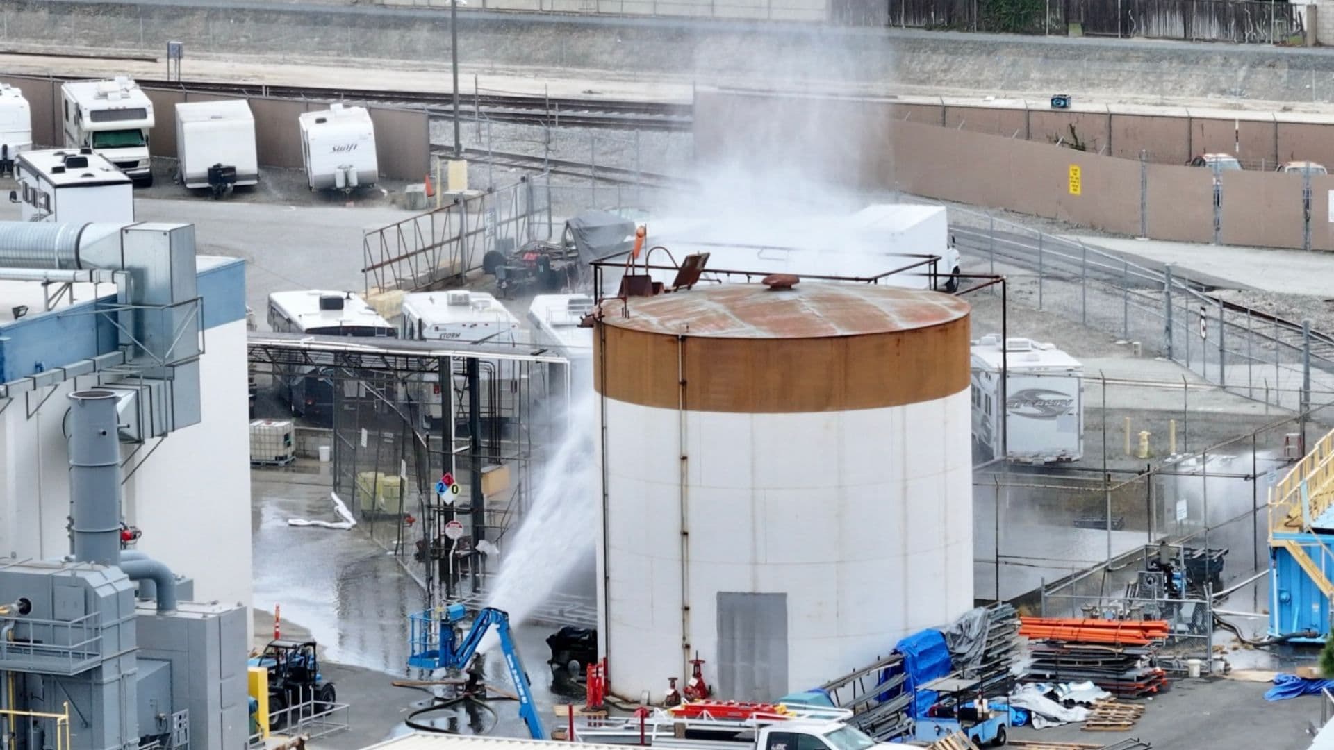 El viernes 22 de mayo de 2026, en una planta aeroespacial en Garden Grove, California, se rocía agua sobre un tanque que se sobrecalentó.