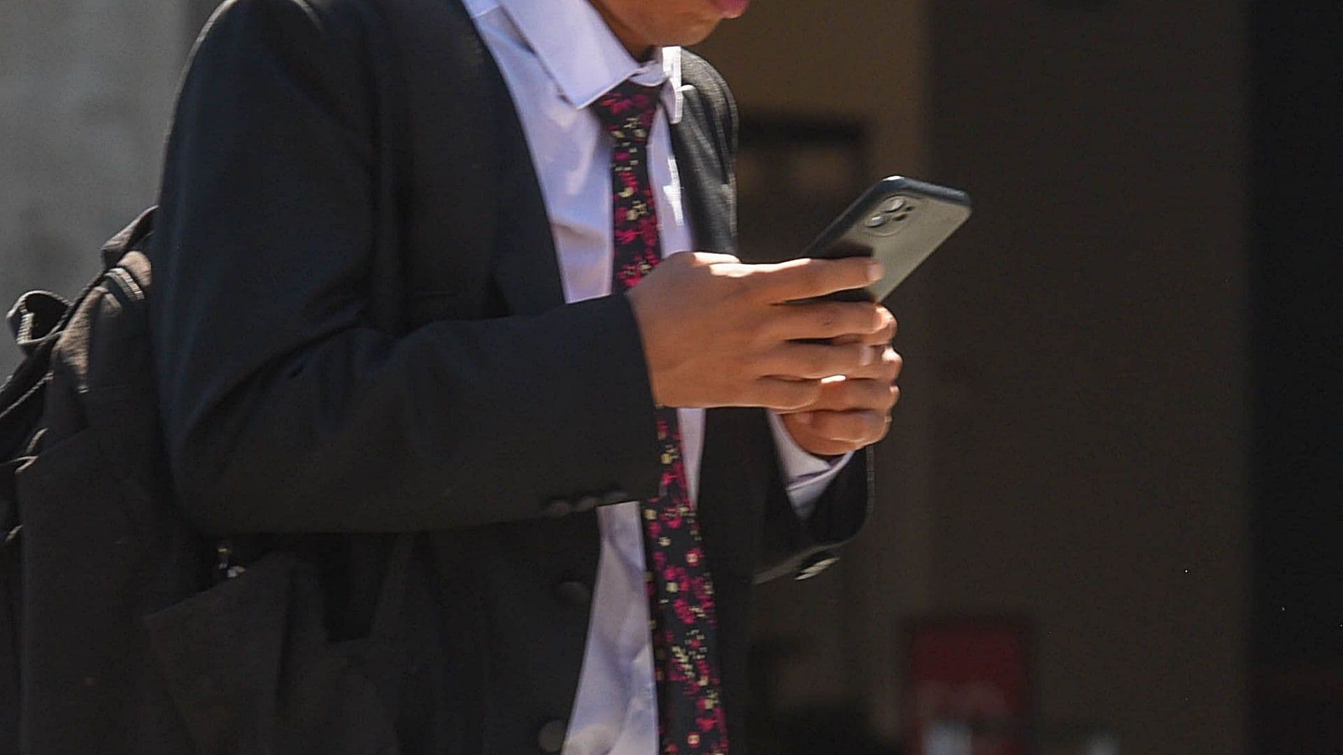 Hombre usa su celular mientras camina por calles del Valle de México en enero 2026. Foto: Cuartoscuro | Archivo