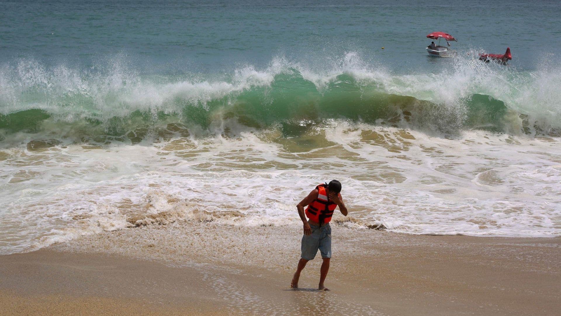 Alerta por Fenómeno en Acapulco: Autoridades Piden No Entrar al Mar Estos Días