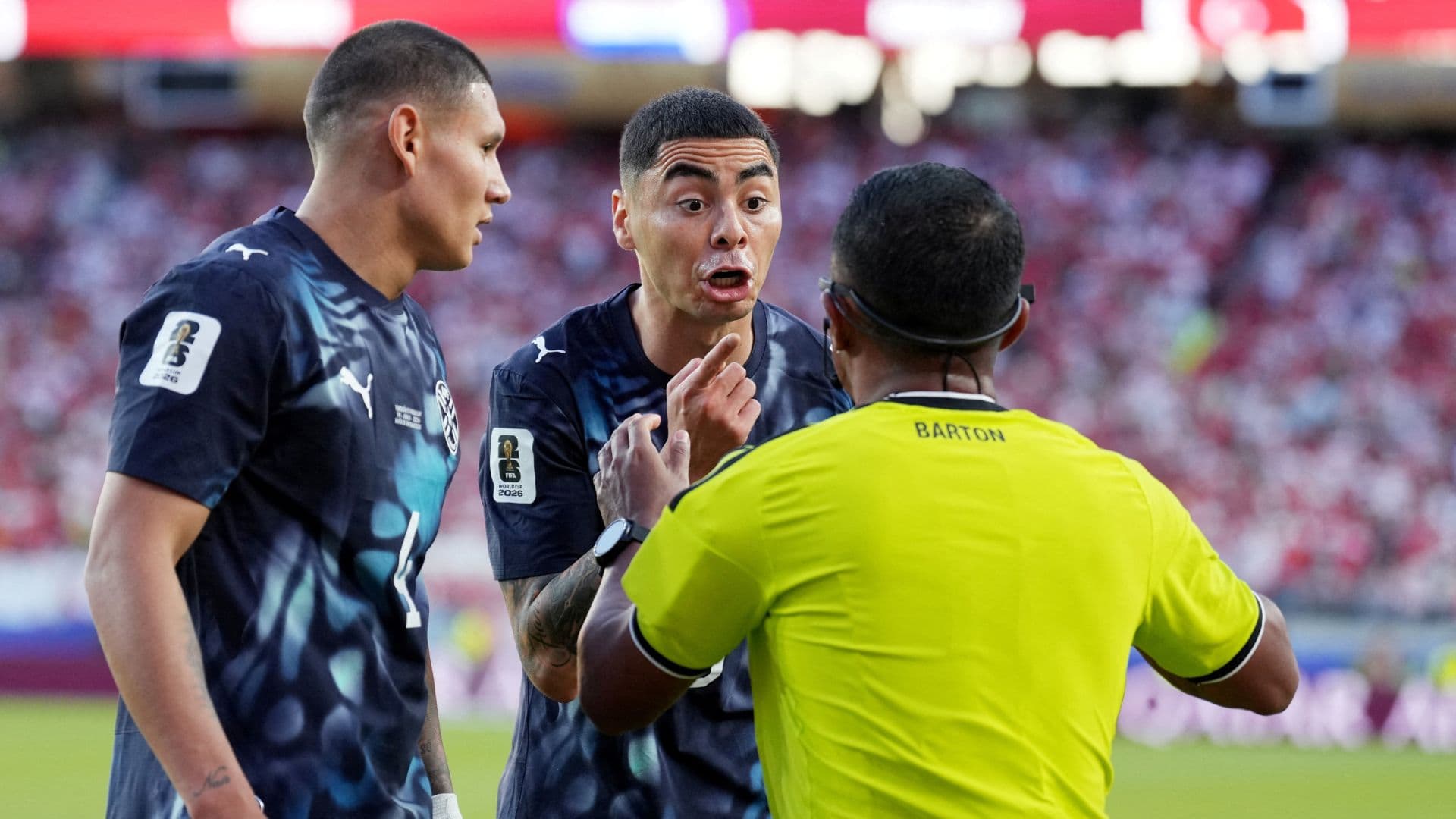 Miguel Almirón de Paraguay discute con el árbitro Iván Barton durante el partido ante Turquía.