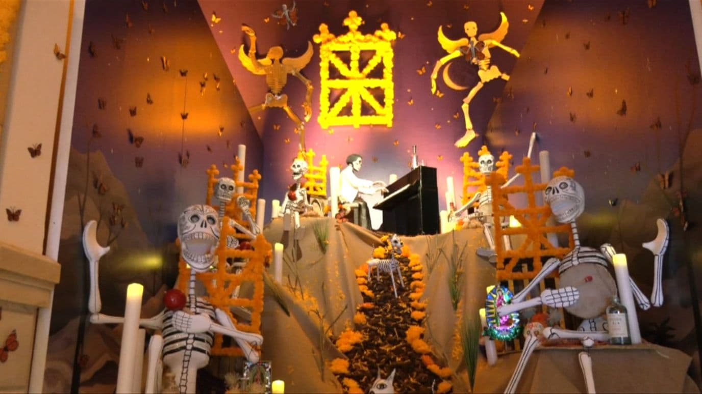 Altar de muertos montado en la Casa de México en Madrid, España
