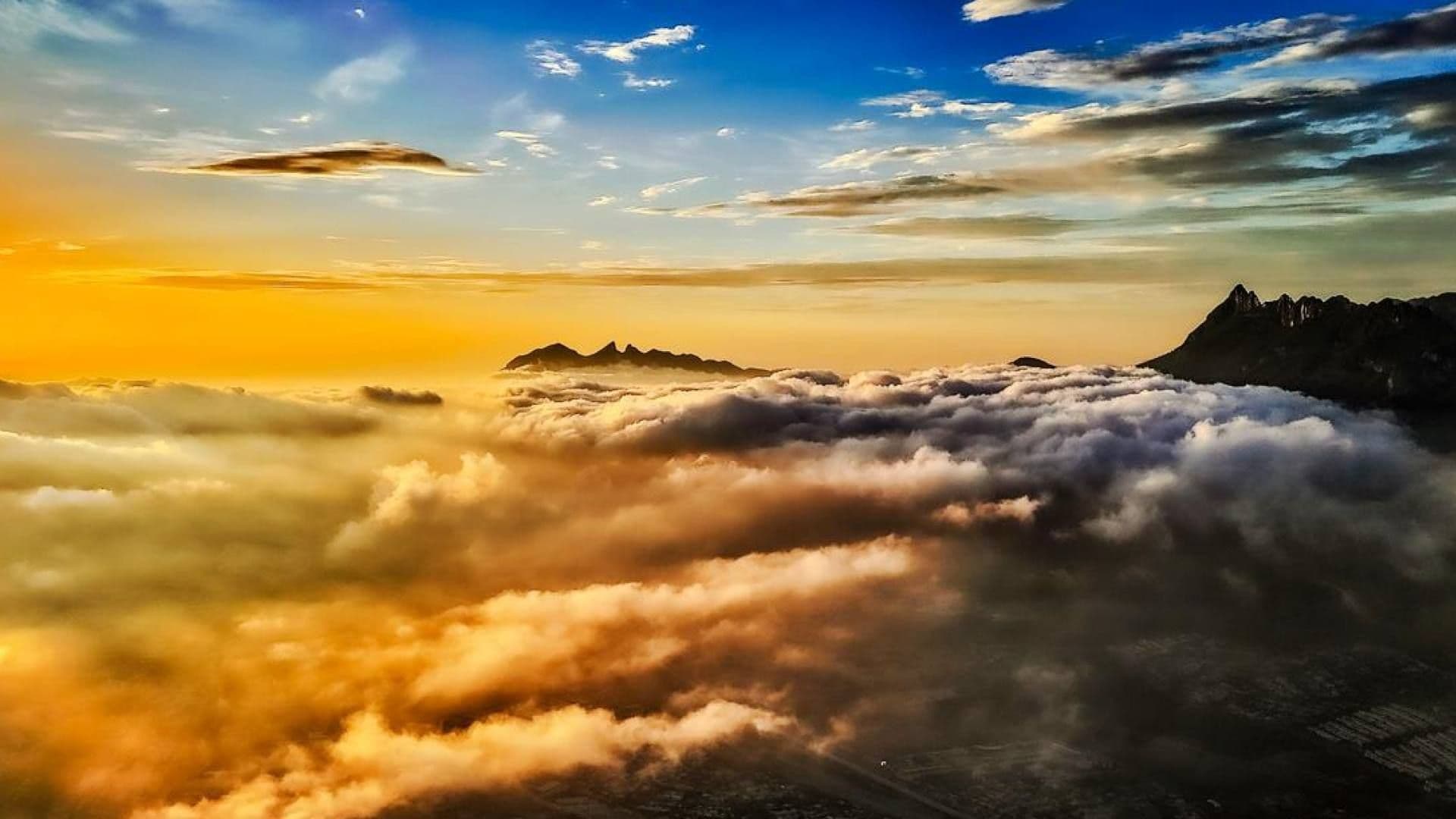 Amanecer en la ciudad de las montañas