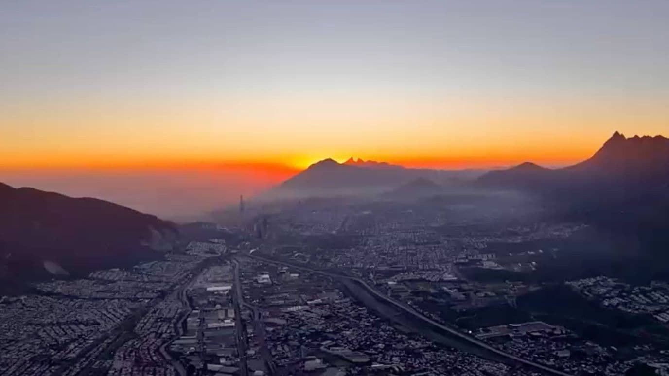 Amanecer en la ciudad de las montañas