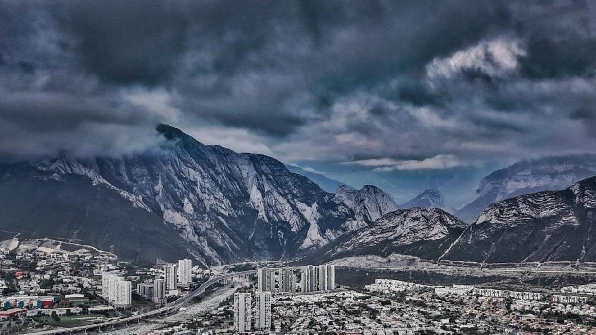 Toma aérea de la ciudad de Monterrey