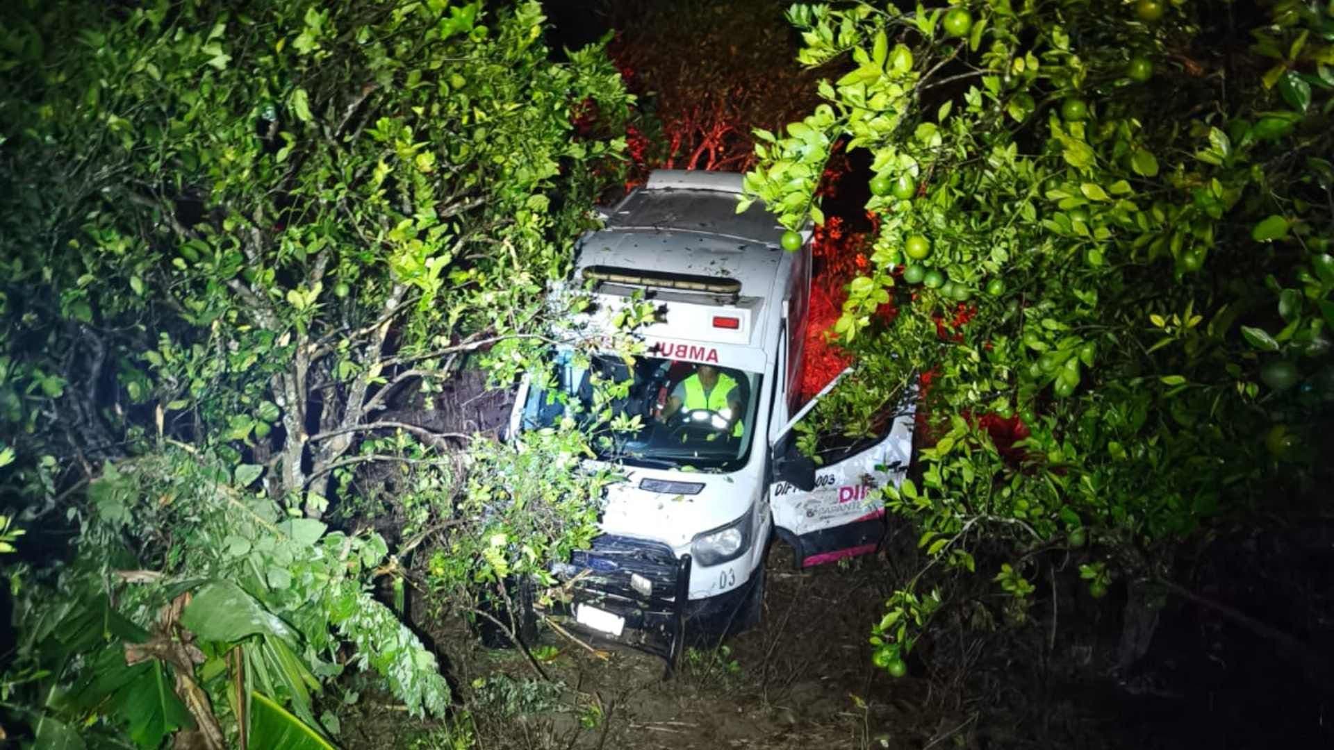 Ambulancia termina al fondo de un barranco tras realizar un traslado en el norte de Veracruz