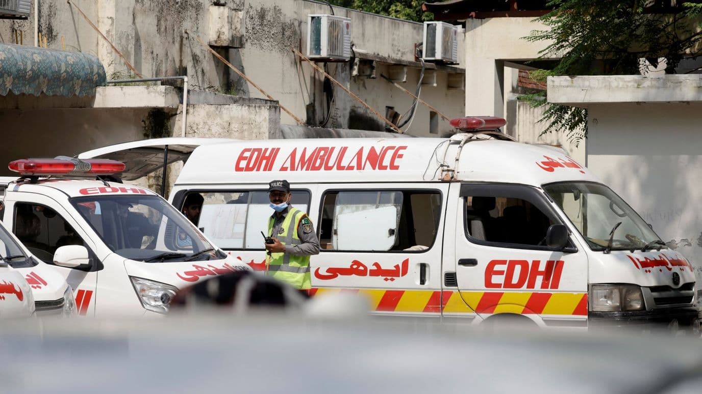 Ambulancias estacionadas tras incendio mortal en el hospital del Instituto de Ciencias Médicas de Pakistán (PIMS), el 26 de agosto de 2026.