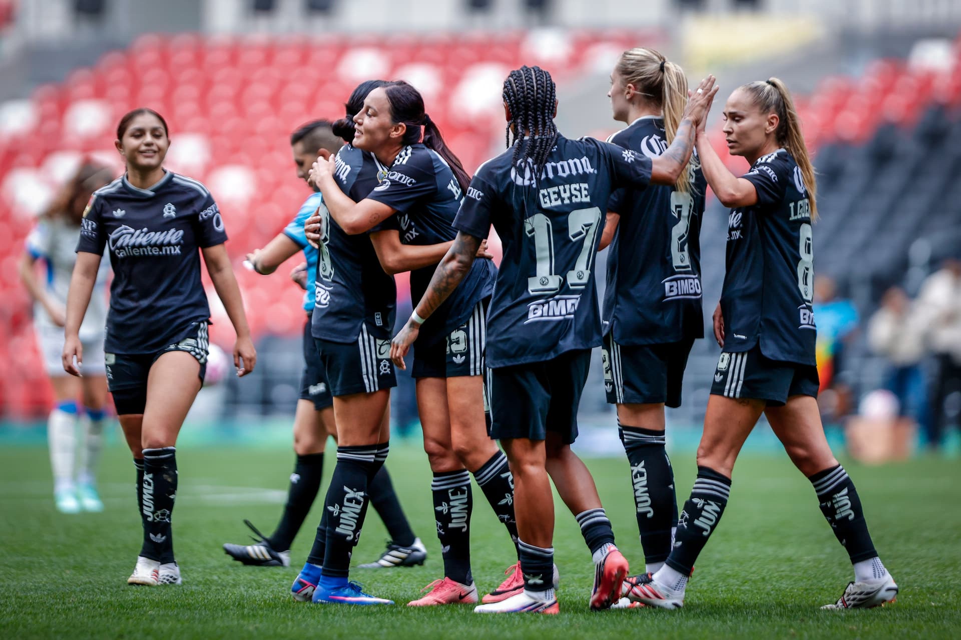 Jugadoras del América Femenil, tras un partido de la Liga MX