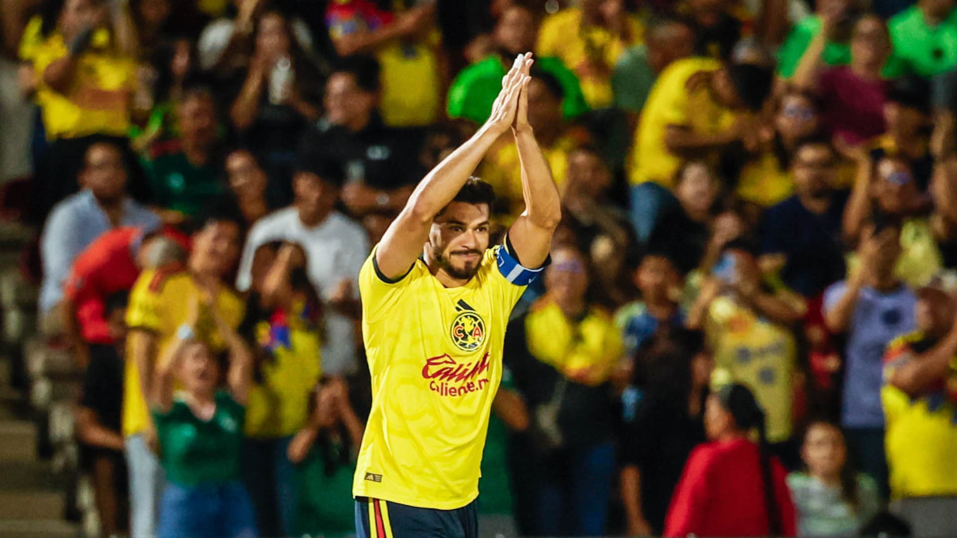 Henry Martín celebra uno de sus dos goles ante Juárez