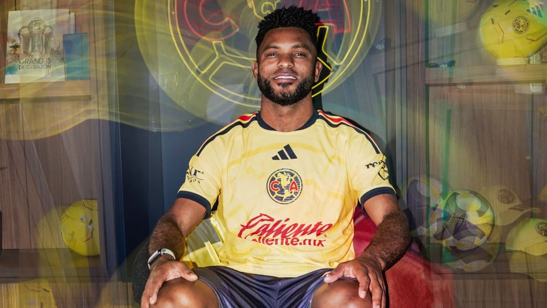 Las Águilas presentaro este jueves 20 de agosto al colombiano Miguel Borja como su nuevo delantero.