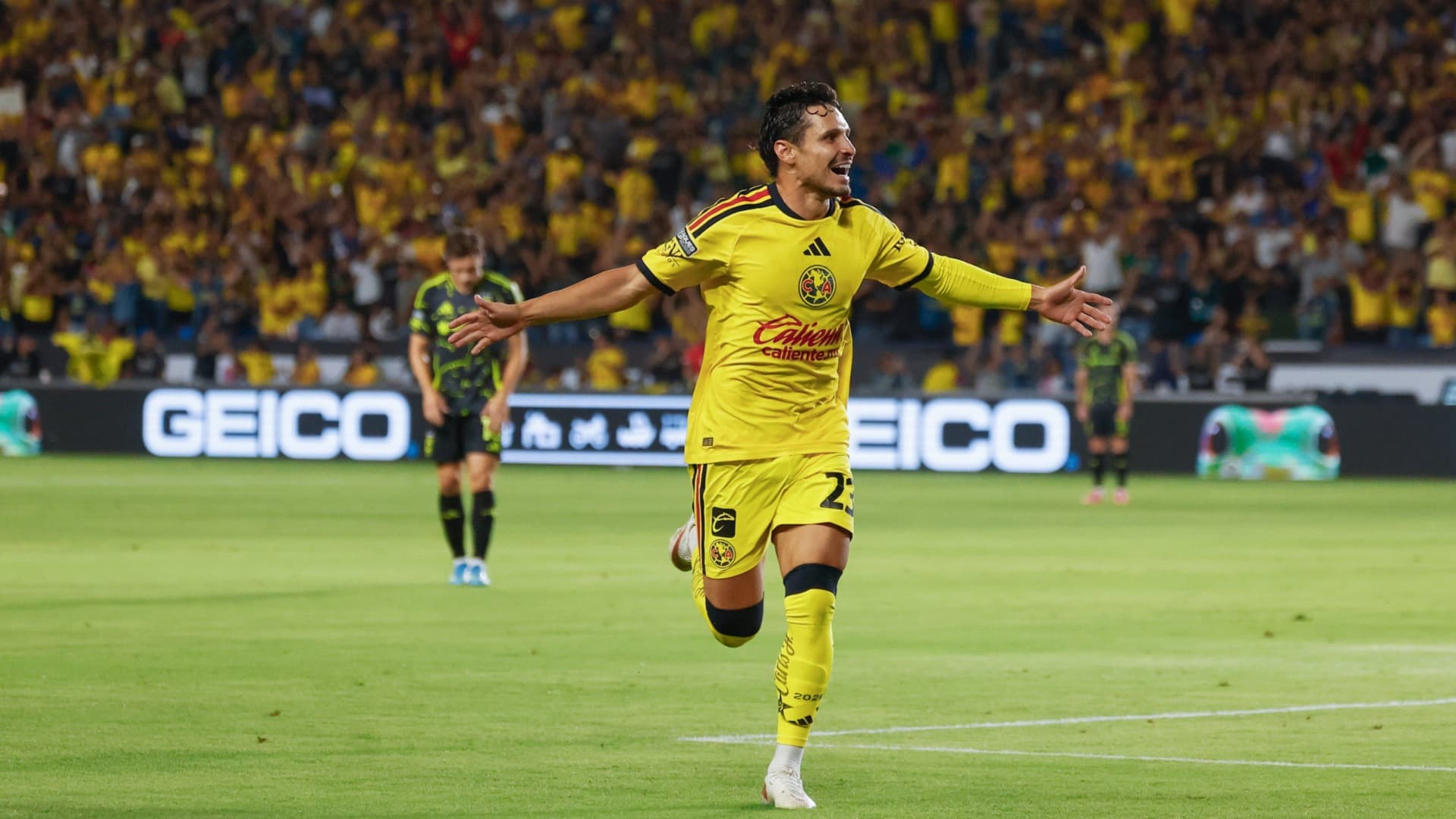 Raphael Veiga festeja el primer gol de las Águilas ante el Columbus Crew en la Leagues Cup 2026.