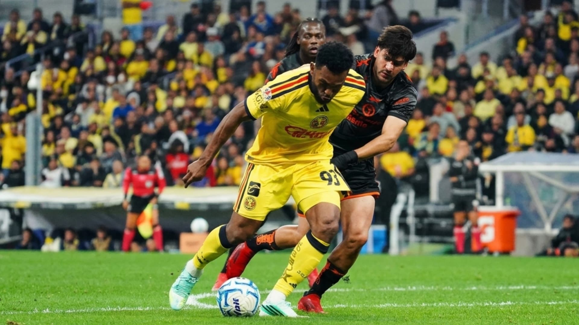 El delantero Miguel Borja batalla con la pegajosa marca de los defensas de Xolos