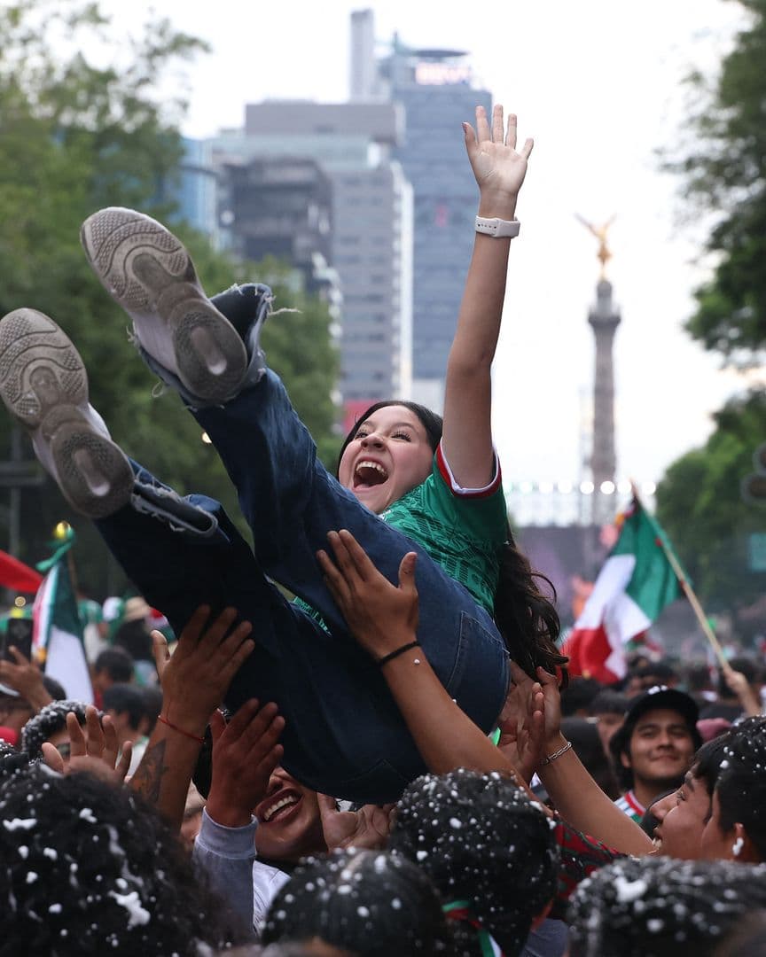 Celebración en el Ángel de la Independencia por triunfo de México vs Chequia