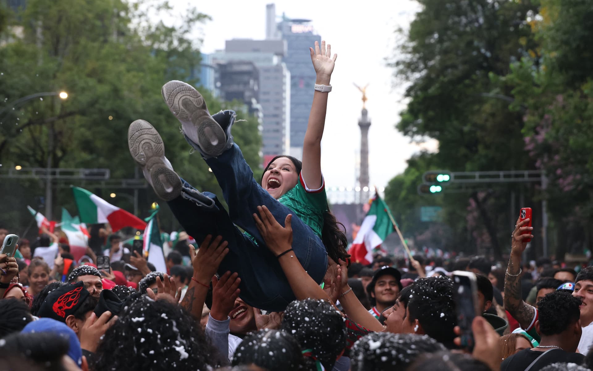 Celebración en el Ángel de la Independencia por triunfo de México vs Chequia