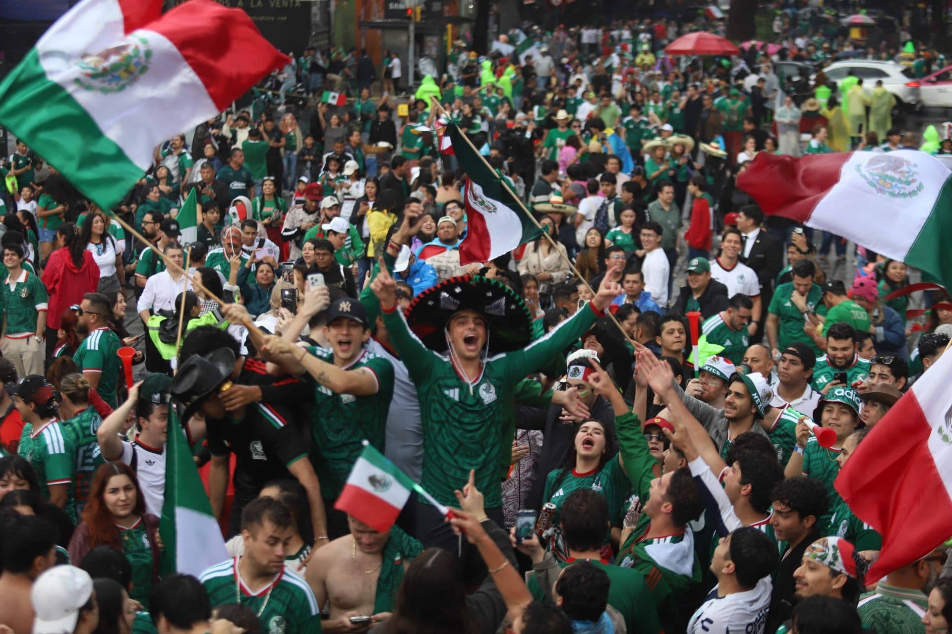 Festejos en el Ángel de la Independencia por triunfo de la Selección Nacional en Mundial 2026