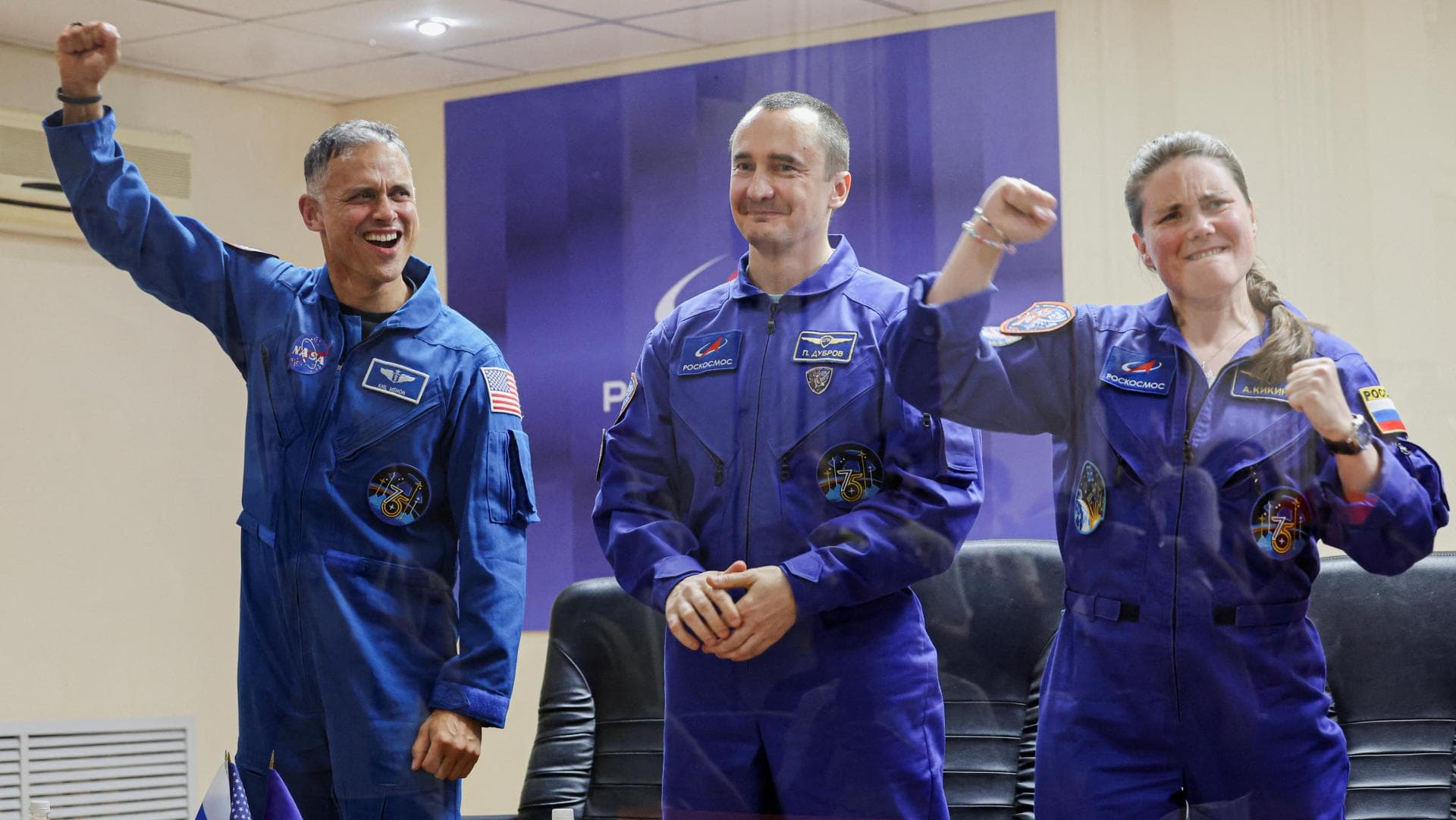 Anil Menon y los tripulantes de la Soyuz MS-29