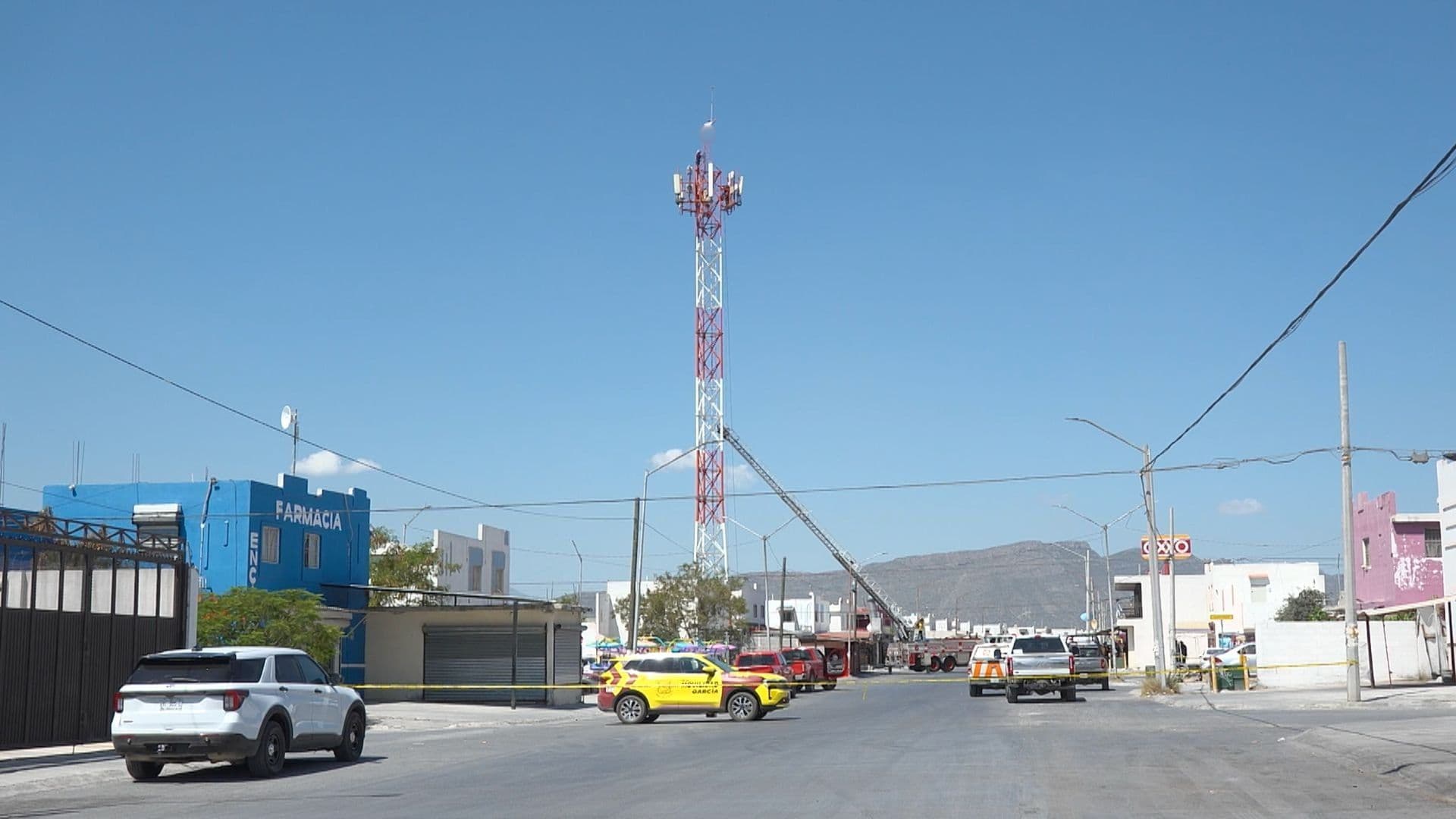Protección Civil realizando labores para bajar a hombre de antena