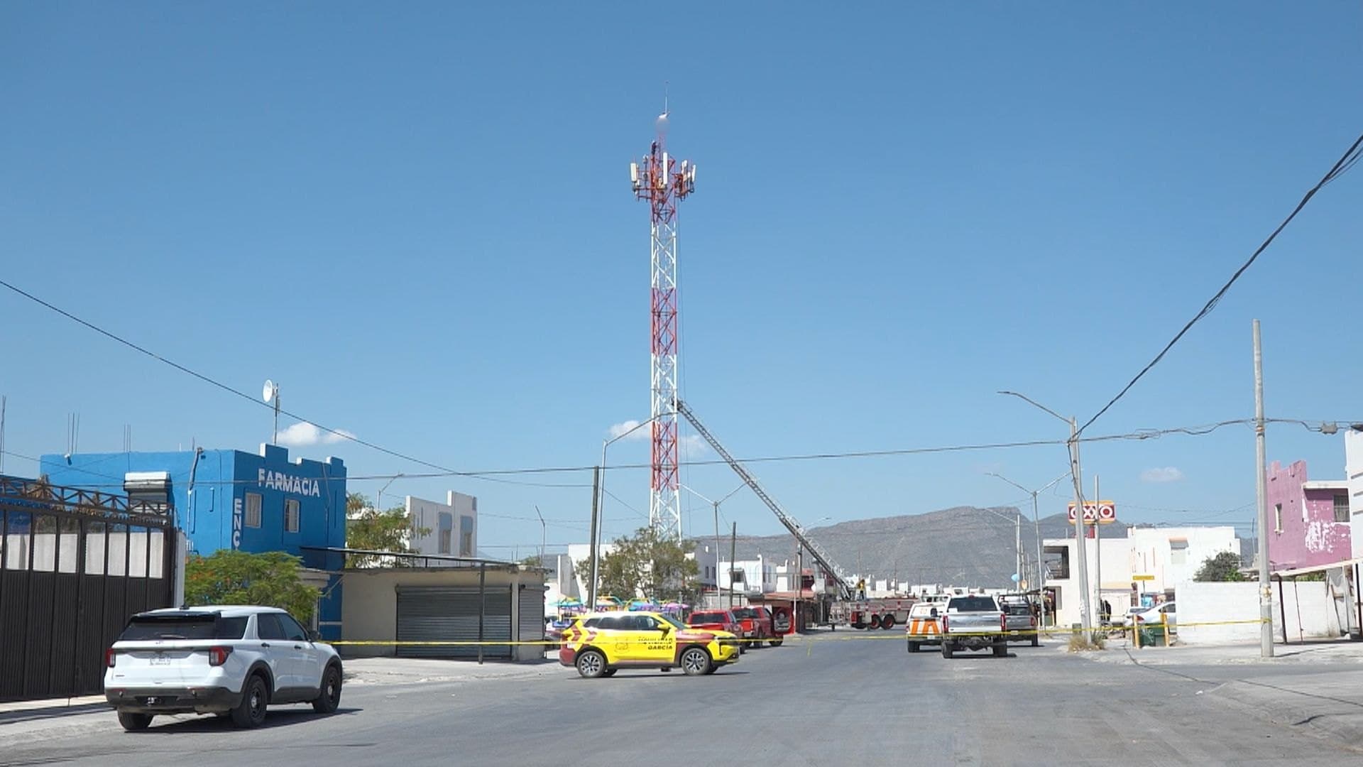 Protección Civil realizando labores para bajar a hombre de antena