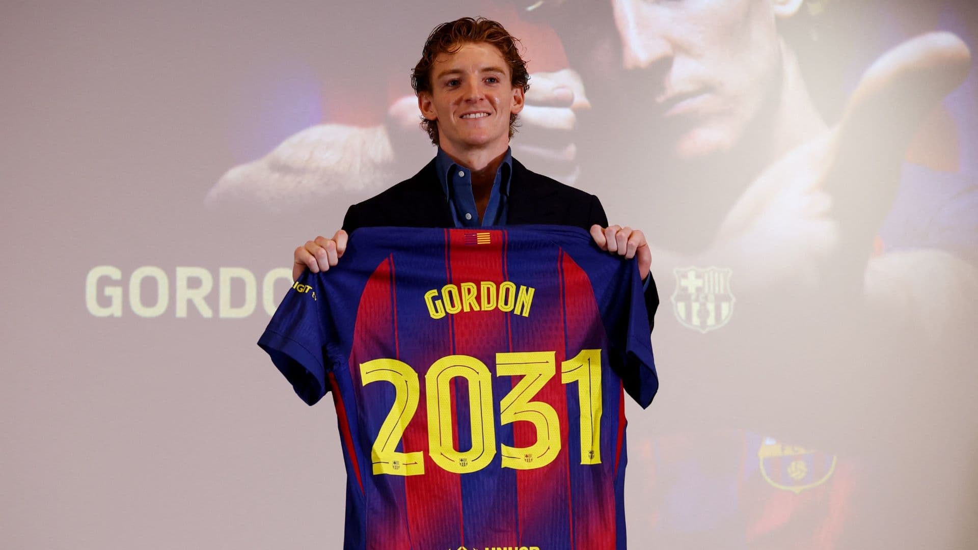 Anthony Gordon firmó contrato por cinco años con el Barcelona.